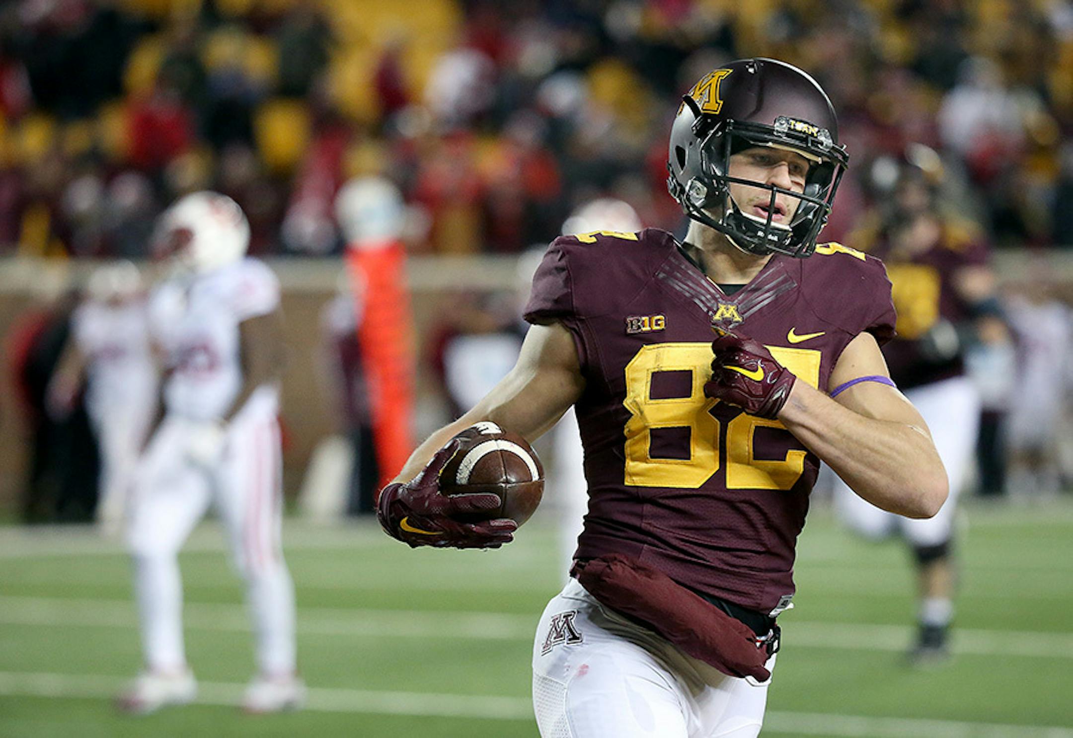 Minnesota's wide receiver Drew Wolitarsky ran the ball into the end zone for a touchdown in the fourth quarter as Minnesota took on Wisconsin at TCF Bank Stadium, Saturday, November 28, 2015 in Minneapolis, MN.