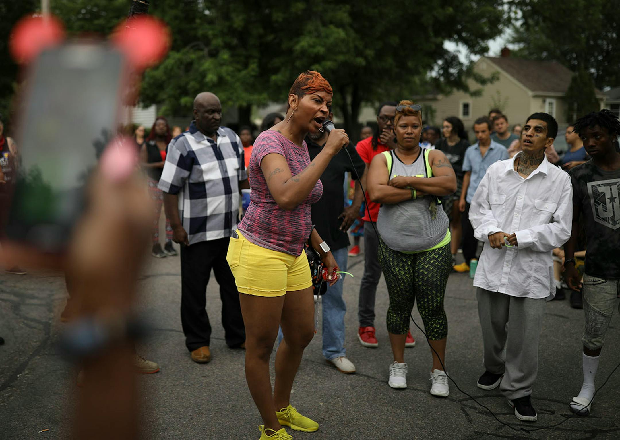 Juanita Spencer spoke about how she and her friend Ebony Walker, to her left, had been pulled over by the same squad that encountered Thurman Blevins the same day.