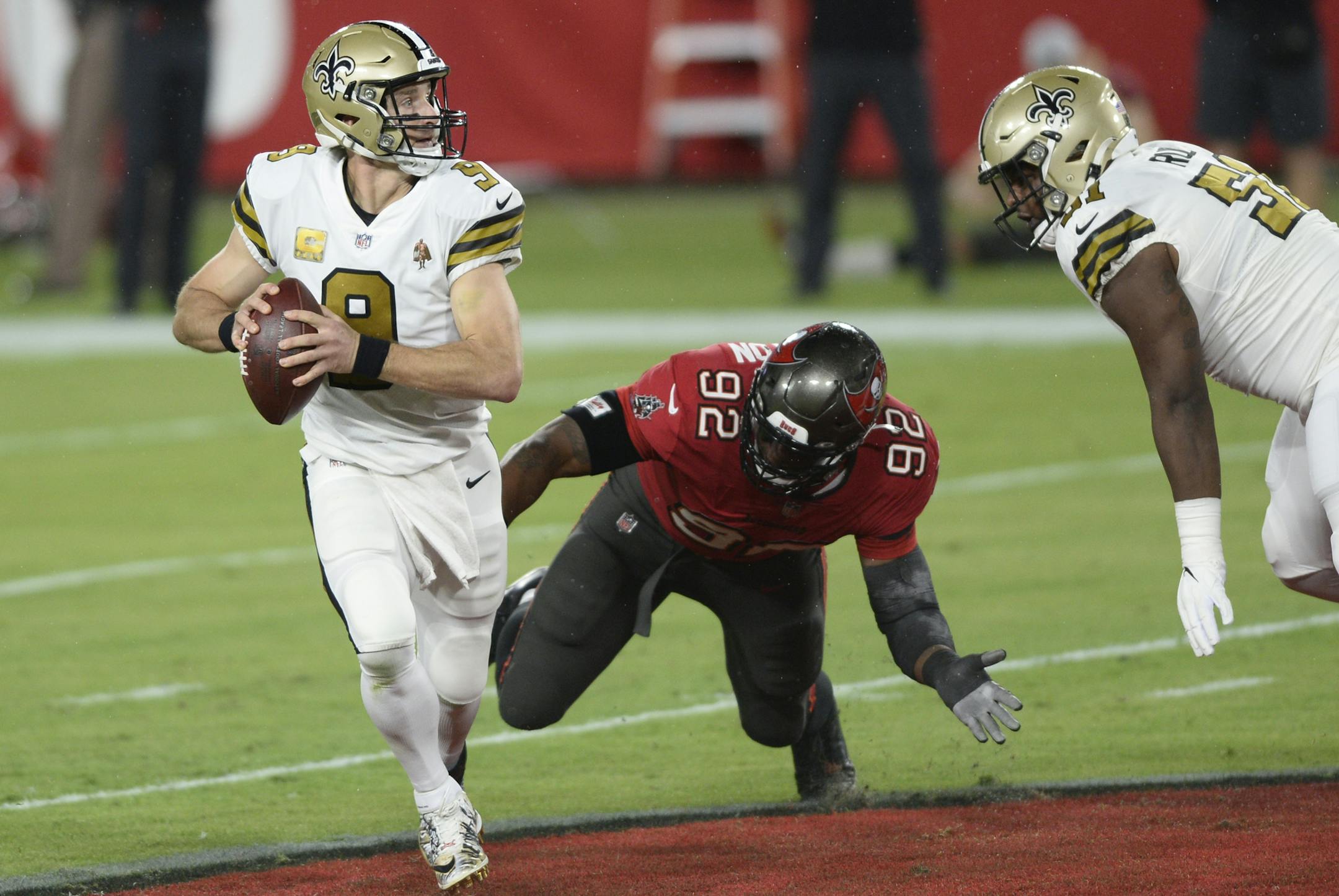 New Orleans Saints quarterback Drew Brees (9) gets away from Tampa Bay Buccaneers defensive end William Gholston (92) during the first half of an NFL football game Sunday, Nov. 8, 2020, in Tampa, Fla. (AP Photo/Jason Behnken) ORG XMIT: TPS