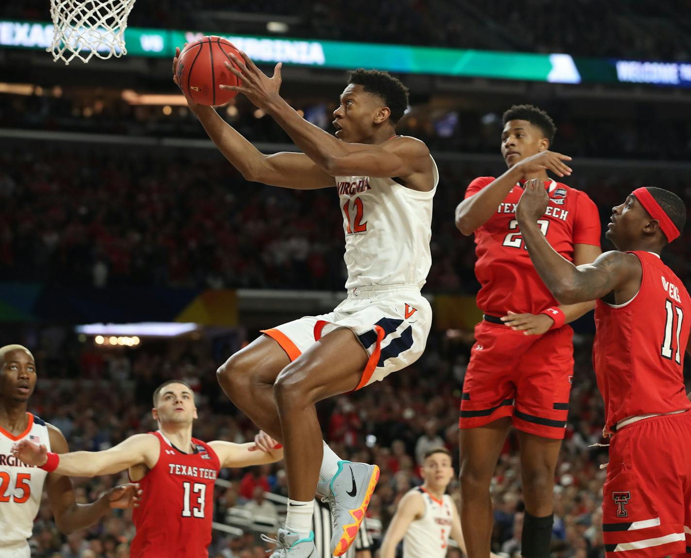 Virginia's De'Andre Hunter drove past Texas Tech's Matt Mooney (13), Jarrett Culver (23) and Tariq Owens. Hunter finished with a game-high 27 points.