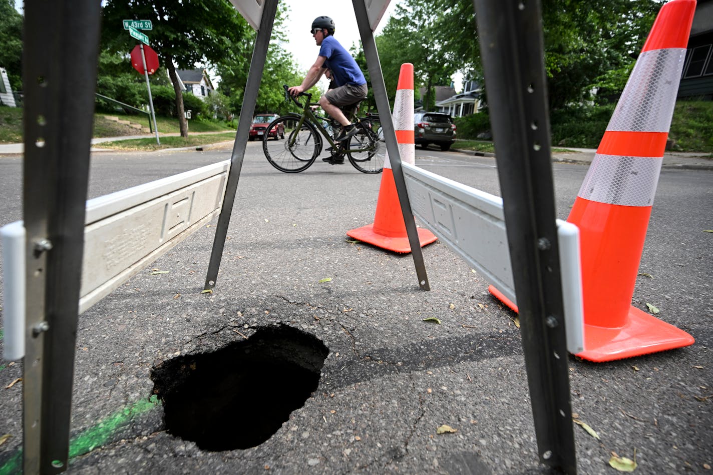 A sinkhole is visible Monday, June 5, 2023, at West 43rd Street and Pleasant Avenue South in Minneapolis, Minn. ] AARON LAVINSKY • aaron.lavinsky@startribune.com