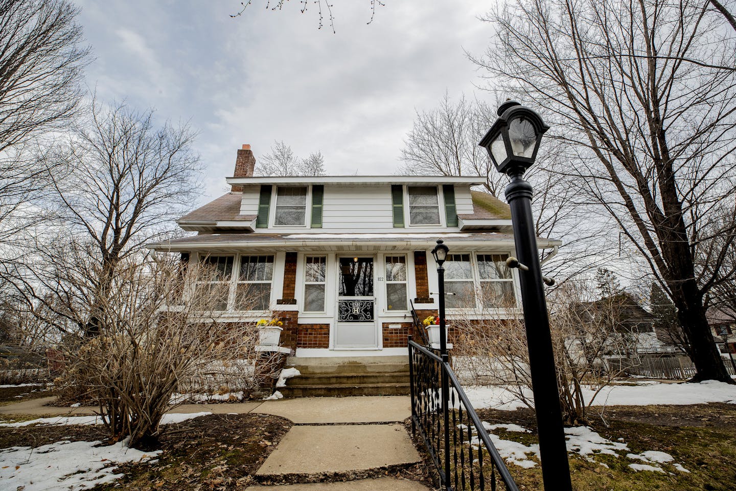 The St. Paul home that was used in the movie Grumpy Old Men sits on a large corner lot. ] CARLOS GONZALEZ &#x2022; cgonzalez@startribune.com &#x2013; St. Paul, MN &#x2013; April 15, 2019,
The St. Paul house that appeared in the movie Grumpy Old Men hits the market.