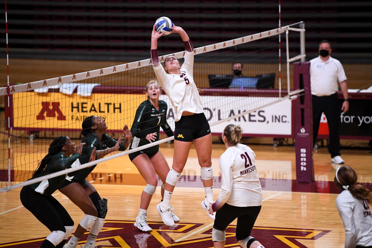 Minnesota Gophers setter Melani Shaffmaster (5) set the ball during the second set against Michigan State. ] AARON LAVINSKY • aaron.lavinsky@startribune.com