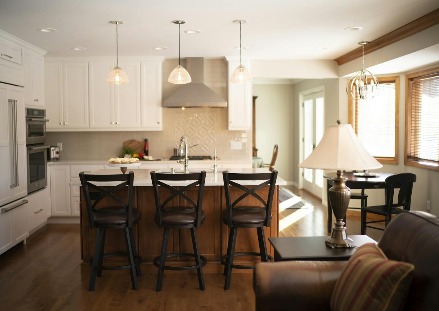 A view from the Edsons' family room to the open kitchen.