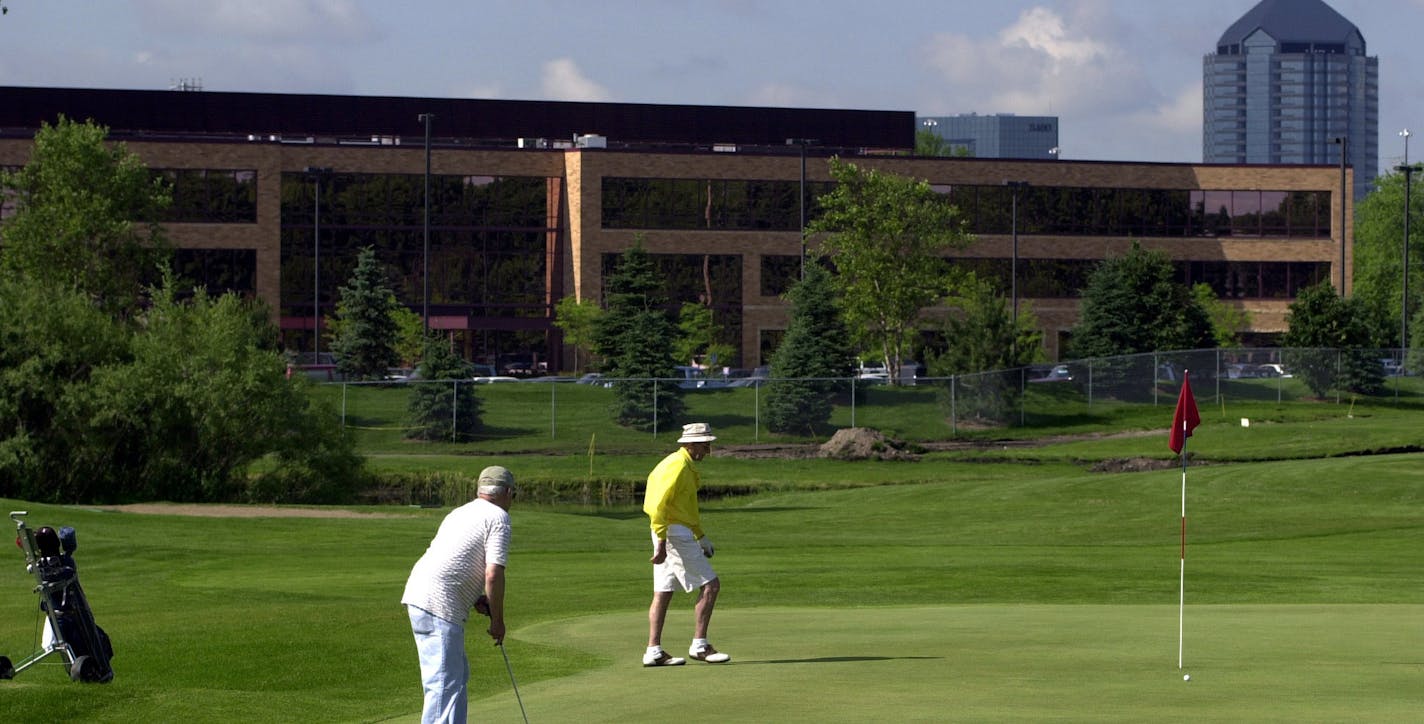 GENERAL INFORMATION: Edina,Mn Thursday .6/21/2001 Fred Richards, 9 hole golf course in Edina IN THIS PHOTO: The Fred Richards Golf Course is ringed by industrial building on the south side. view is of the 3rd hole. ORG XMIT: MIN2014021016452534