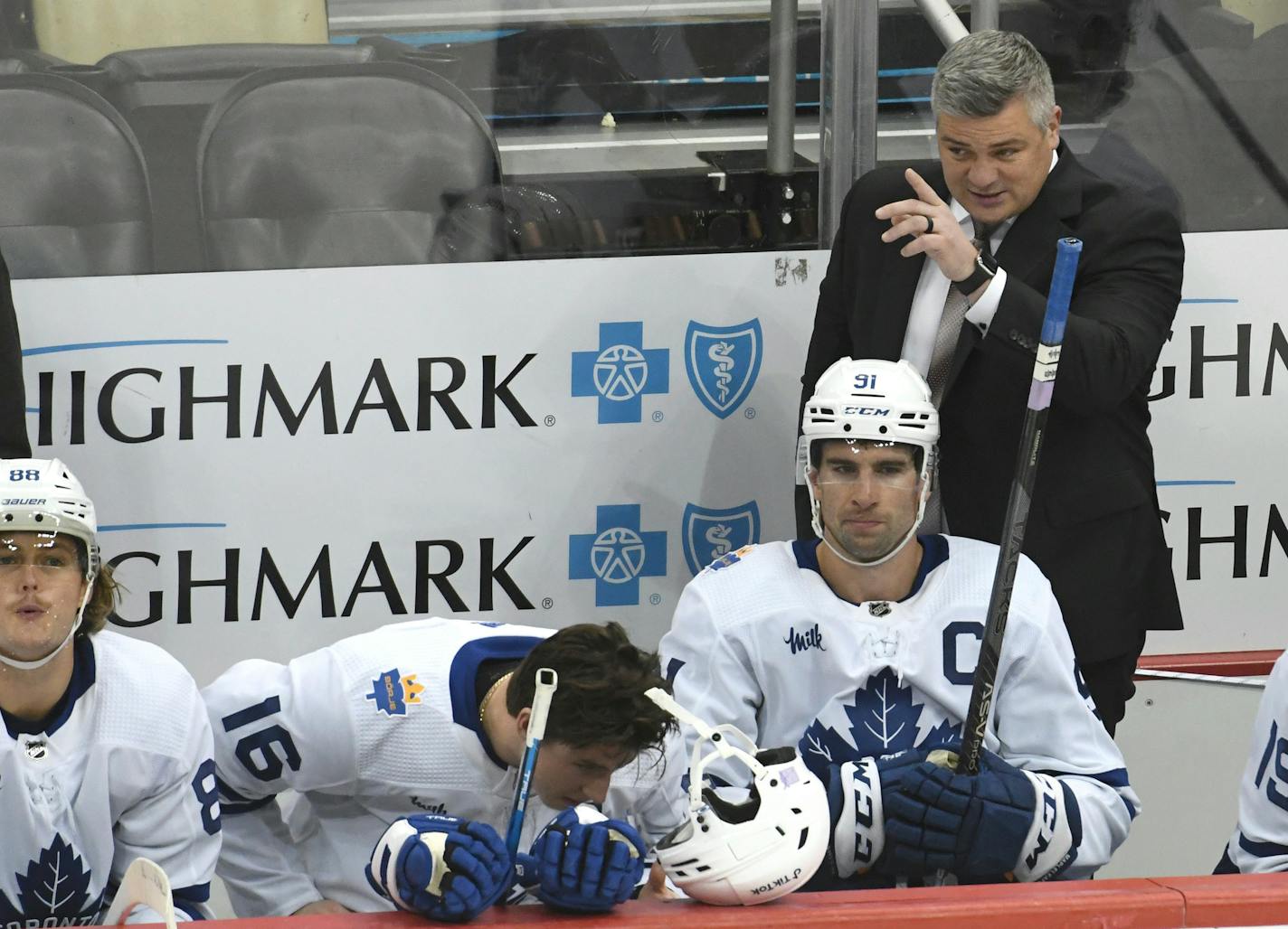 Toronto Maple Leafs head coach Sheldon Keefe points towards the action near center John Tavares and right wing Mitchell Marner (16) and right wing William Nylander during the third period of an NHL hockey game against the Pittsburgh Penguins, Saturday, Nov. 26, 2022, in Pittsburgh. (AP Photo/Philip G. Pavely)