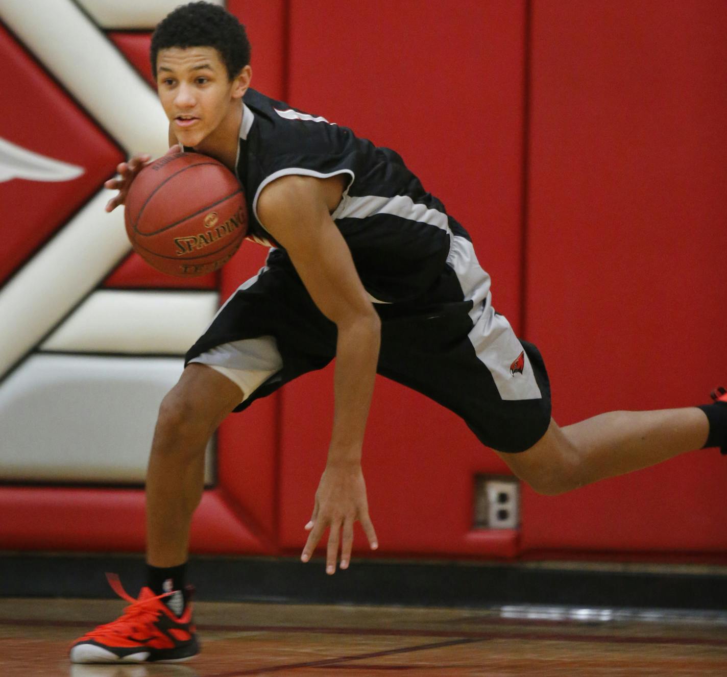 At Patrick Henry H.S., in a game between Holy Family and Minnehaha Academy, Jalen Suggs(1), an eighth grader runs the point for his Minnehaha.] rtsong-taatarii@startribune.com/ Richard Tsong-Taatarii