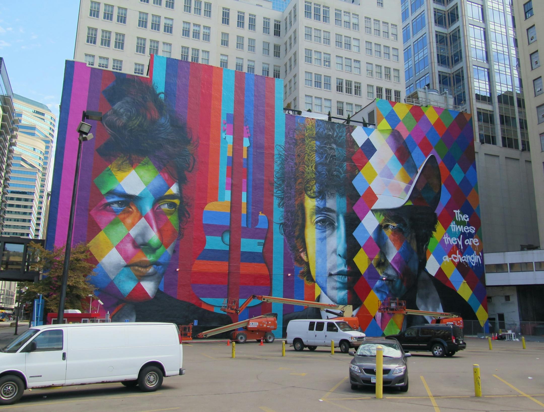 The blank white wall facing the corner of 5th and Hennipen Av has transformed into a mural by Brasilian artist Eduardo Kobra and crew. Monday 9/07/2015 - last in time lapse series