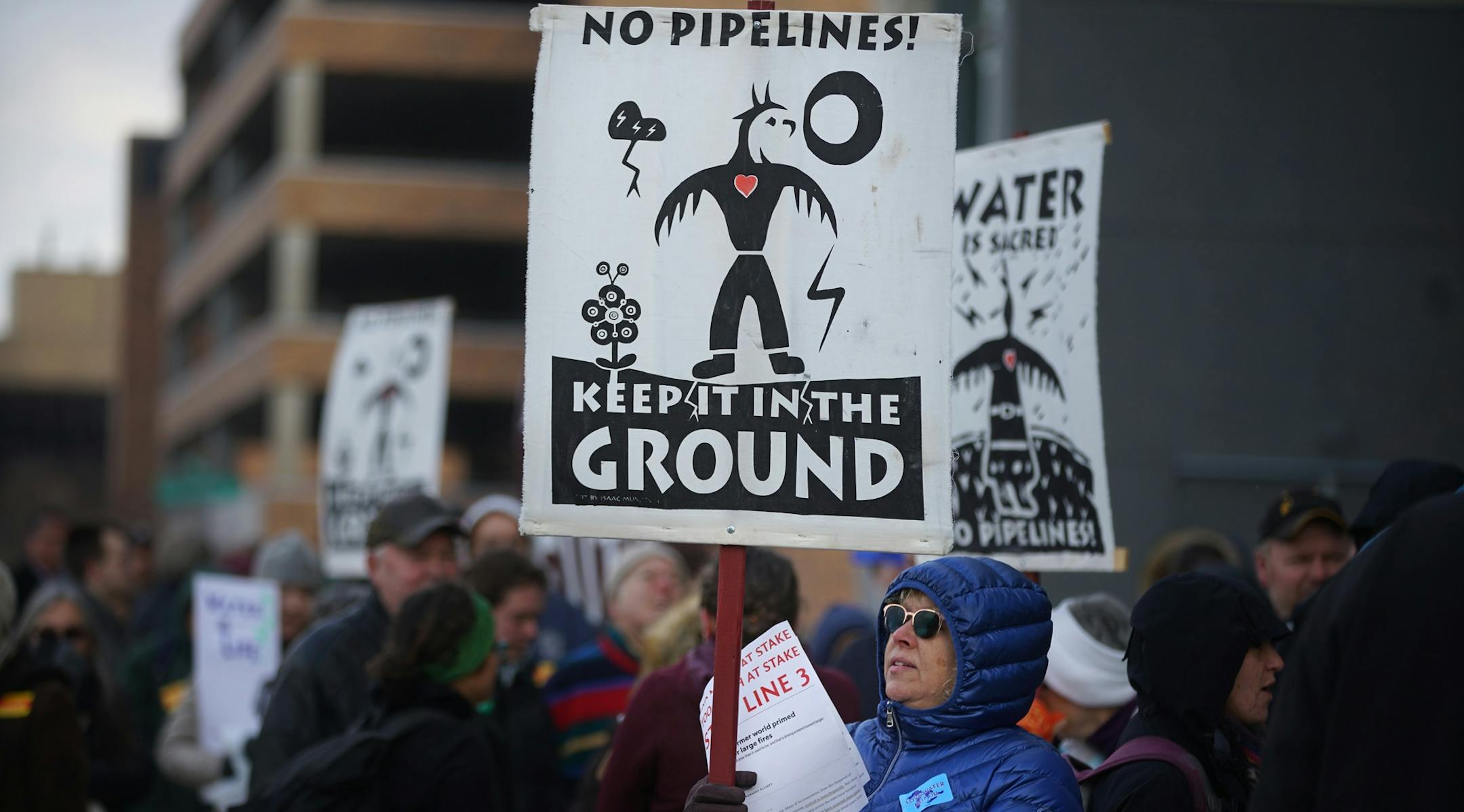 Both opponents and supporters of Line 3 lined up before the doors opened to the Senate Building last fall, where the Public Utilities Commission was to consider stipulations to its June approval for Enbridge's Line 3 pipeline. A Minnesota appelate court on Monday reversed an envrionmenmental impact statement approved by the PUC on LIne 3.
(Staff photo: Richard Tsong-Taatarii Richard.Tsong-Taatarii@startribune.com) ORG XMIT: MIN1811191232488441