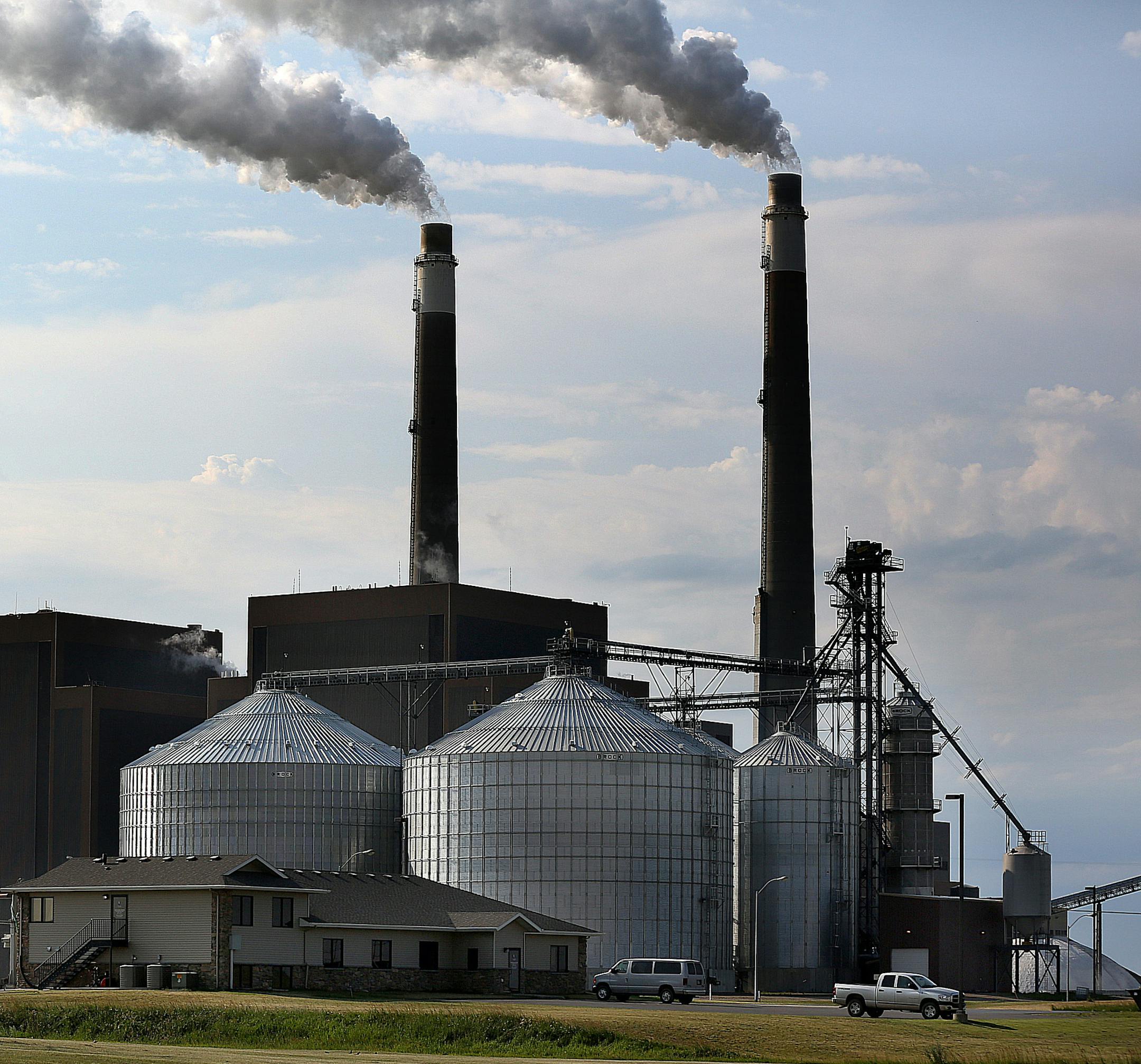 The Blue Flint Ethanol and The Great River Energy Coal Creek Station are located next to each other in Underwood, ND. ] (JIM GEHRZ/STAR TRIBUNE) / July 16, 2013, Underwood, ND ‚Äì NOTE: FOR FUTURE STORY BY DAVE SHAFFER. ORG XMIT: MIN1307271230463123