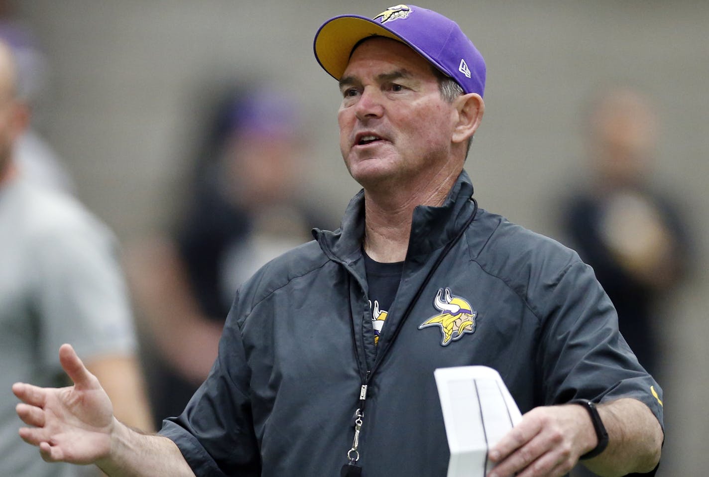 Vikings coach Mike Zimmer, directing his players on Thursday, pushes his players in practice but keeps practices short.