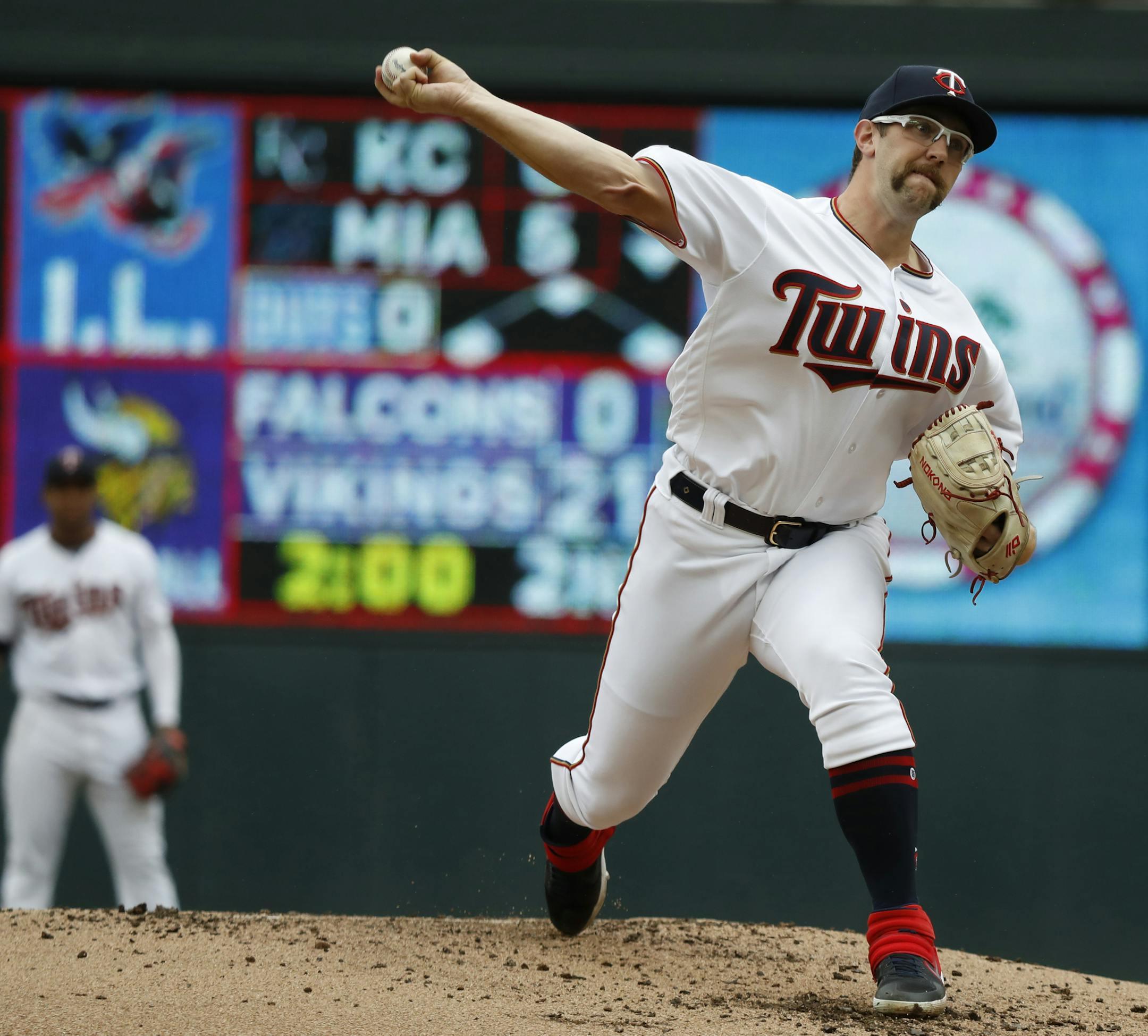 Twins relief pitcher Randy Dobnak