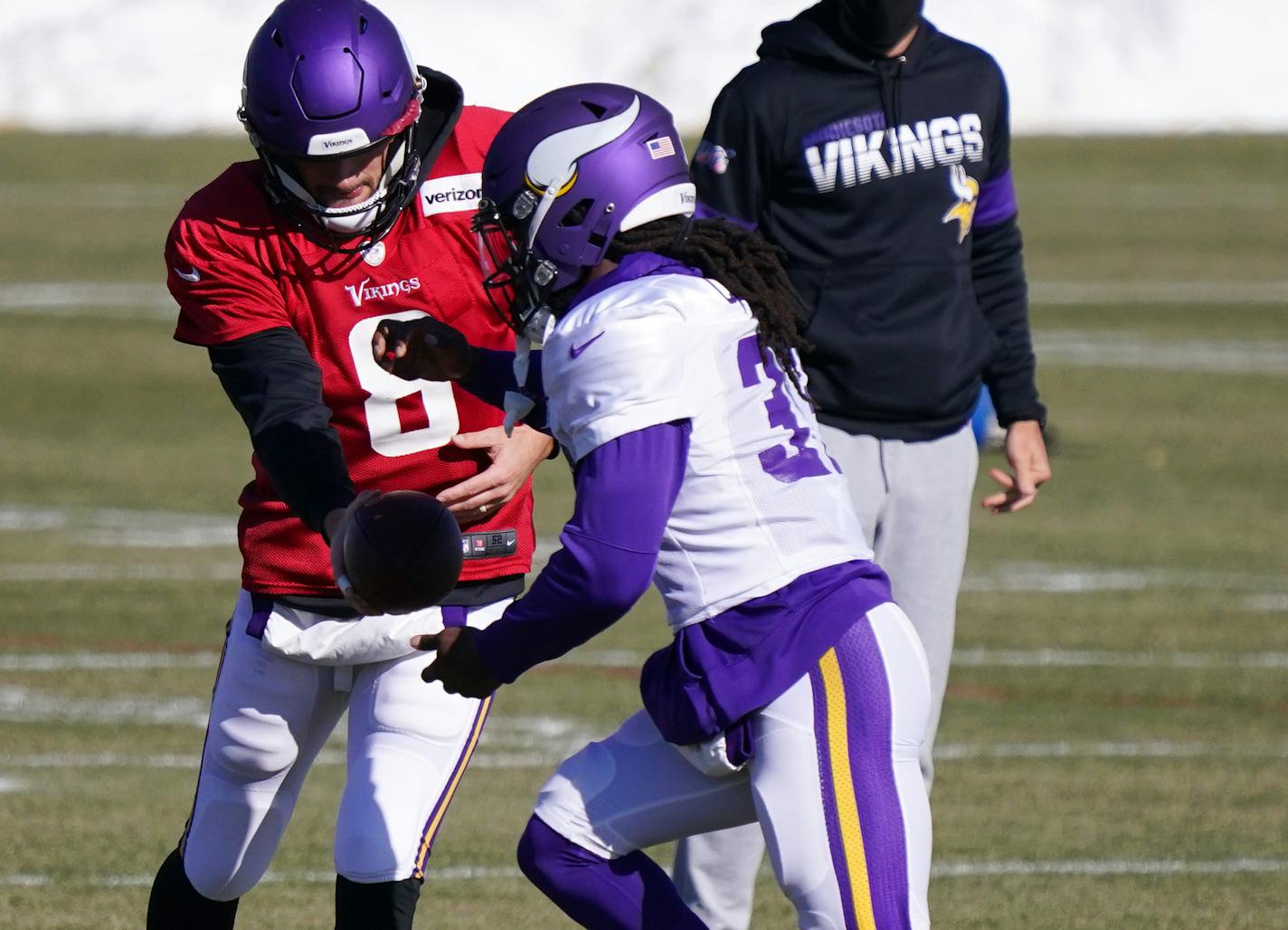 Vikings quarterback Kirk Cousins handed the ball off to running back Dalvin Cook during a drill Wednesday.