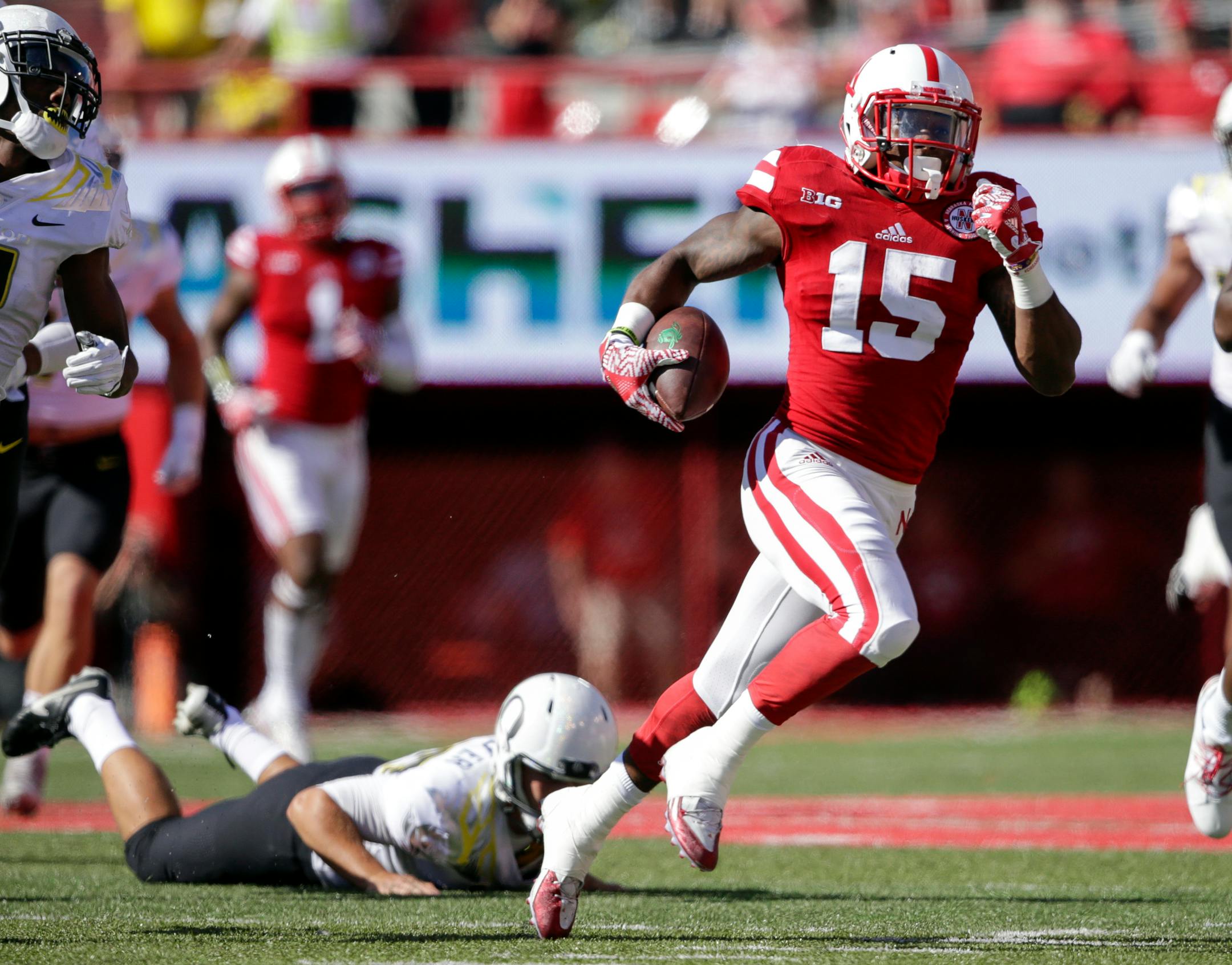 Nebraska wide receiver De'Mornay Pierson-El ran past a tackle attempt by Oregon defensive back Jaren Zadlo during a game in Lincoln, Neb.