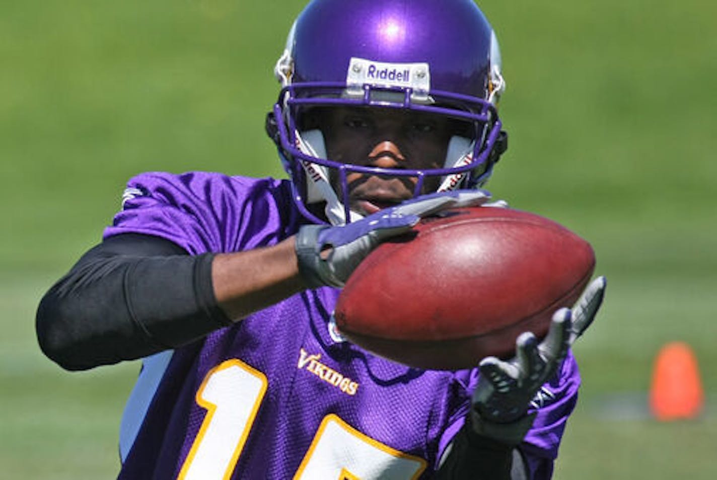 BRUCE BISPING • bbisping@startribune.com Eden Prairie, MN., Wednesday, 5/21/2008} (left to right) Vikings Martin Nance pulled in a pass during drills.