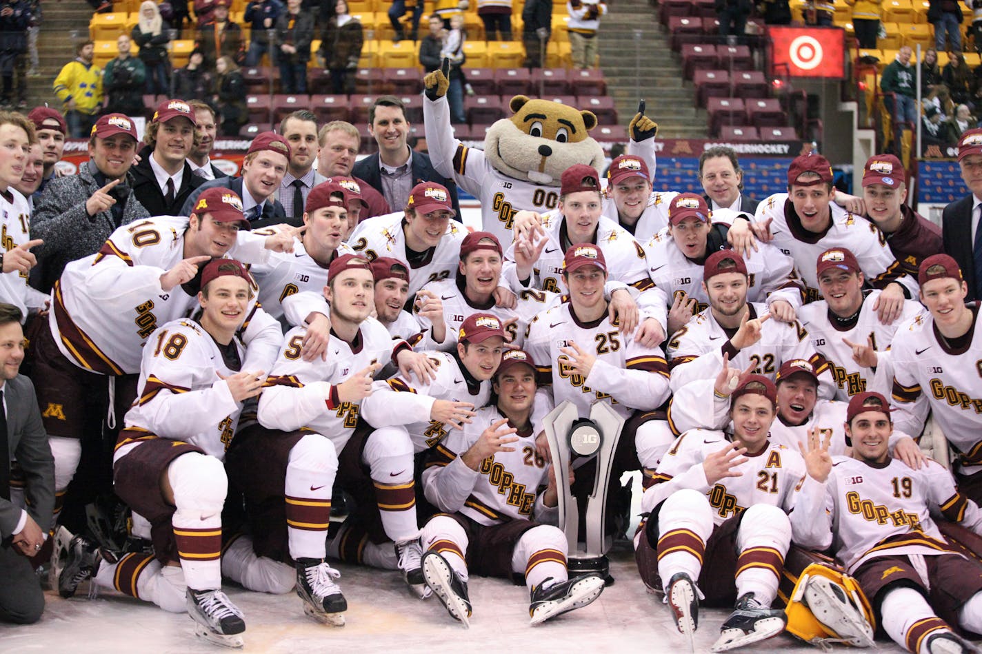 Gophers players celebrated after being Michigan State and clinching the Big Ten title.