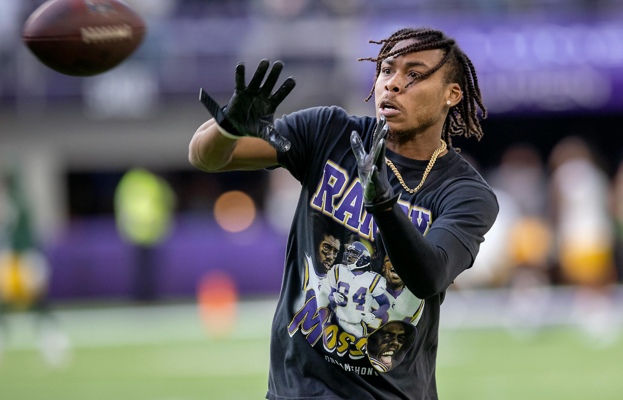 Vikings wide receiver Justin Jefferson (18) warmed up in a Randy Moss t-shirt before the game.