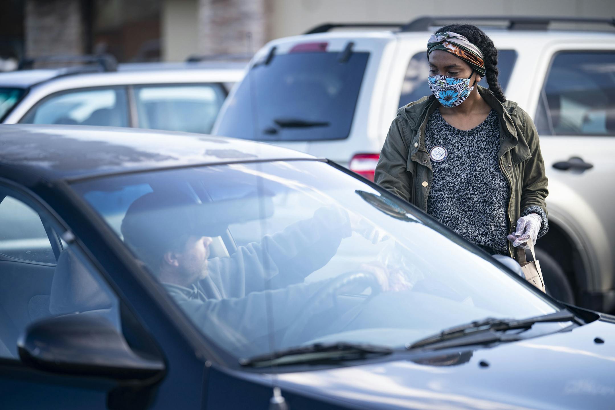 Abigail DeLisle, member of the Duluth NAACP health and environmental equity committee, handed out a free mask to a community member on Wednesday afternoon. ]
ALEX KORMANN • alex.kormann@startribune.com The Duluth branch of the NAACP held a mask drive on Wednesday April 29, 2020 in the parking lot of the SuperOne on E. Superior St. Volunteers handed out free homemade cloth masks as well as hand sanitizer from Vikre Distillery.