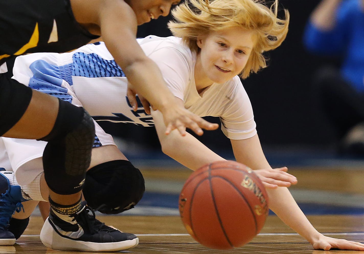Raiyne Adams left of St. Paul Como Park fought for loose ball with Mackenzie Kramer of Becker Wednesday March 16, 2016 at Mariucci Arena Minneapolis, MN.] The Becker Bulldogs beat St. Paul Como Park Cougars 62-57 in Class 3A girl&#xed;s quarterfinals basketball at Mariucci Arena. Jerry Holt/Jerry.Holt@Startribune.com