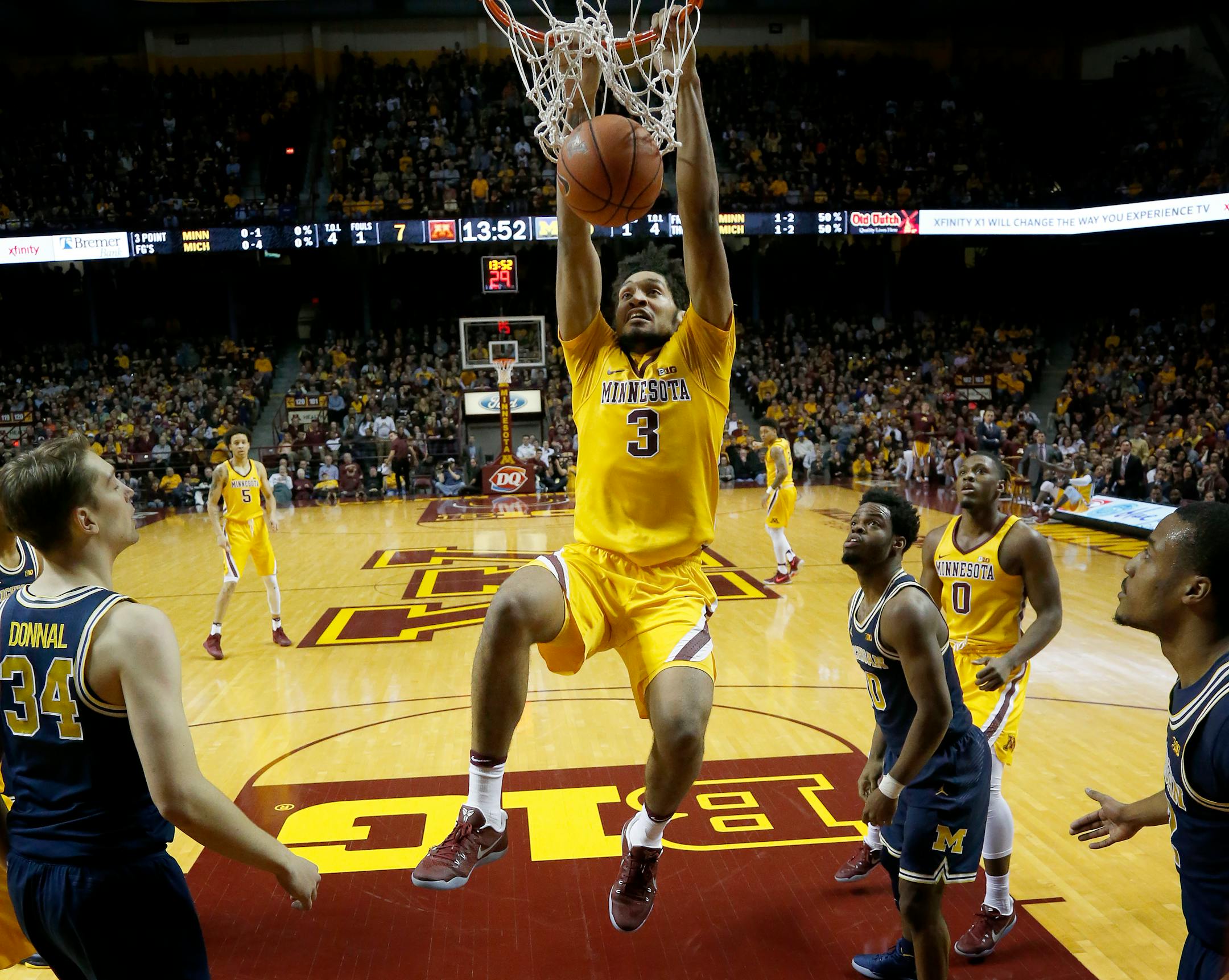 Jordan Murphy (3) dunked the ball in the first half against Michigan.