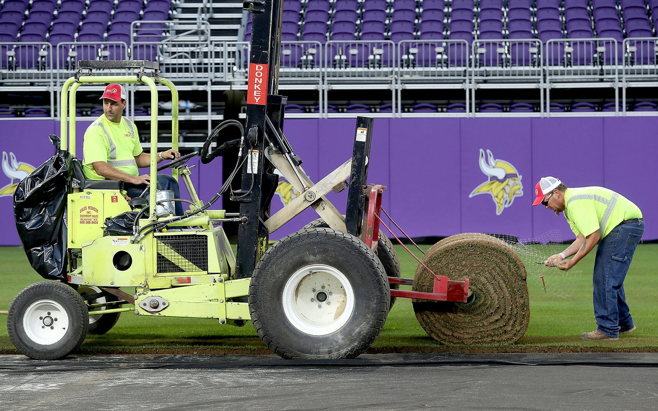 Workers from the Minnesota Sodding Company (MSC) placed Bue Grass onto the US Bank Stadium field in preparation for Wednesday's international soccer game, Friday, July 29, 2016 in Minneapolis, MN. ] (ELIZABETH FLORES/STAR TRIBUNE) ELIZABETH FLORES &#x2022; eflores@startribune.com