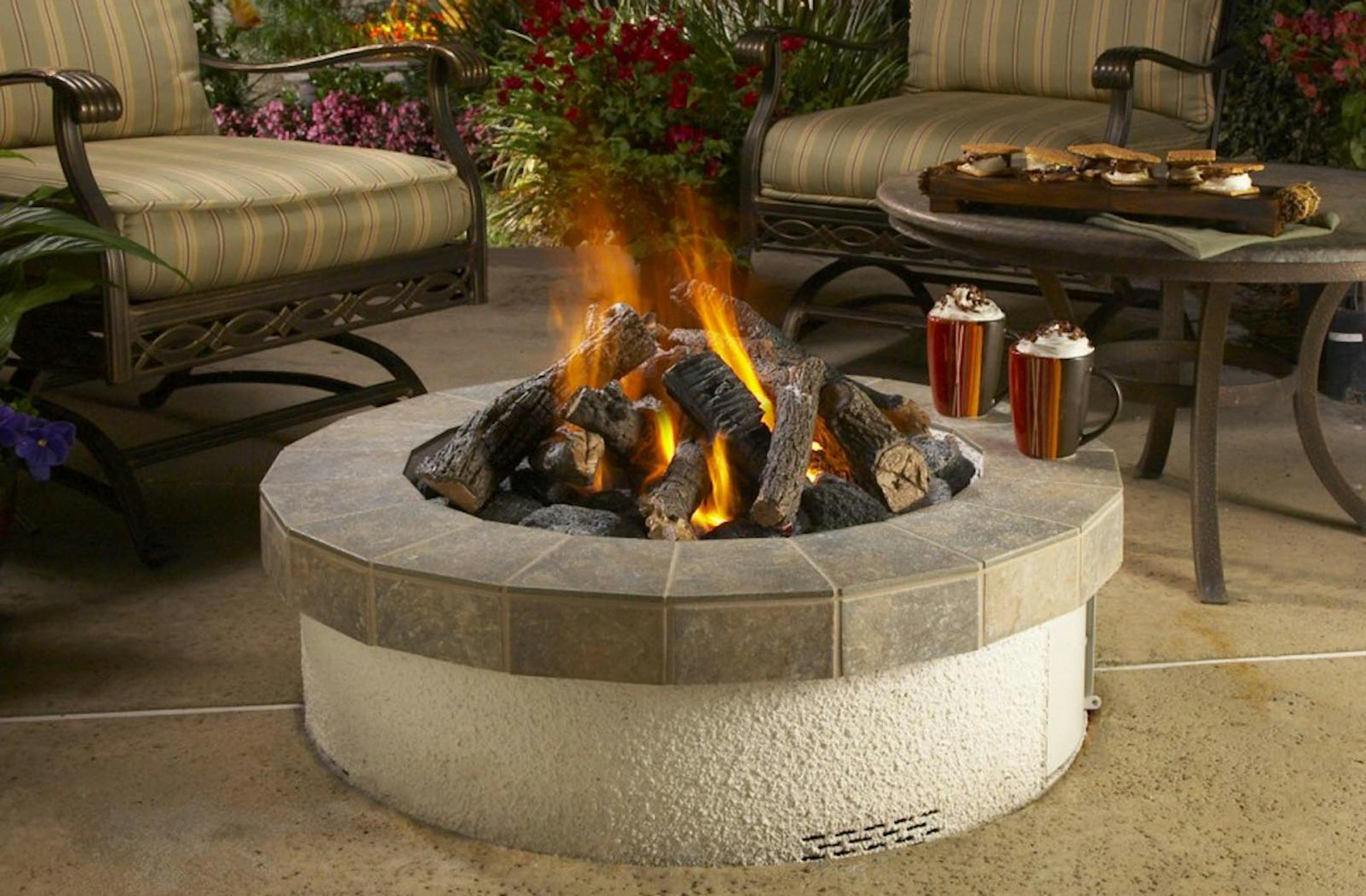 SH13K067YARDSMART Nov. 11, 2013 -- Some fire pits are manufactured as self-contained units easily inserted into paving or deck. (SHNS photo courtesy Maureen Gilmer) (Newscom TagID: shnsphotos148216.jpg) [Photo via Newscom]