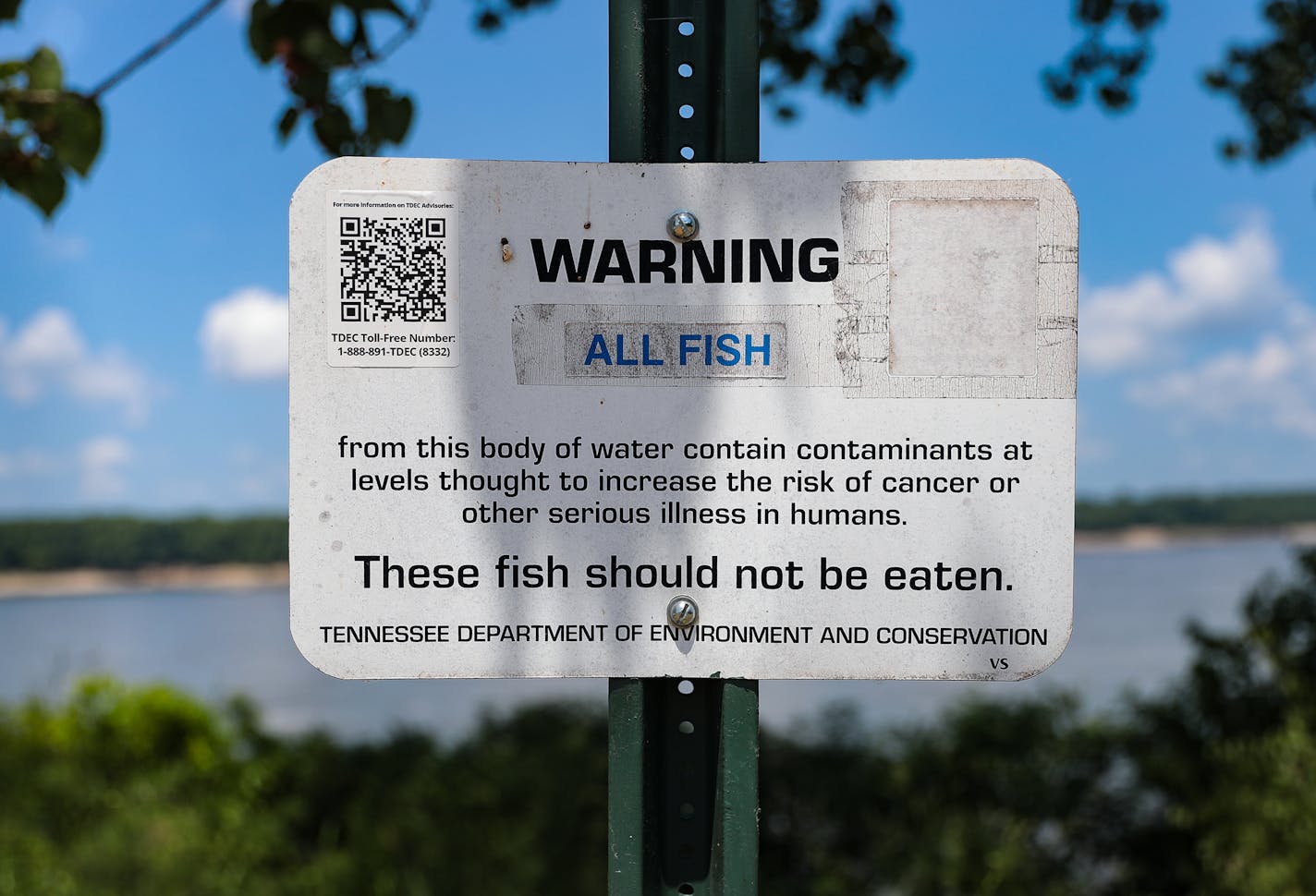 A warning sign hangs near the boat ramp on the north side of Greenbelt Park in Memphis on July 7, 2022. Credit: Patrick Lantrip, Daily Memphian