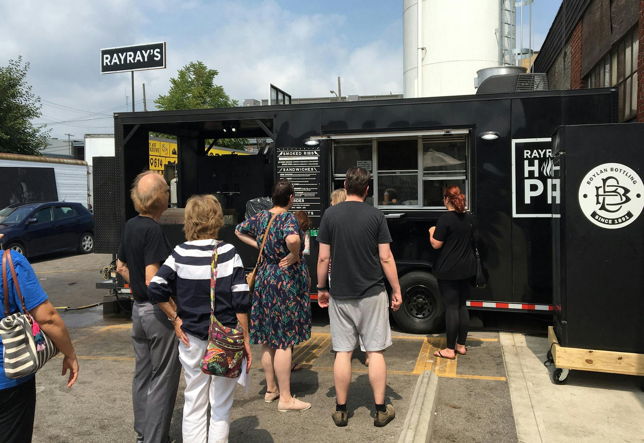 Some Columbus breweries have tap rooms that serve food, but others, such as Land-Grant Brewing Co., collaborate with popular food trucks such as Ray Ray's. (Terri Colby/Chicago Tribune/TNS)