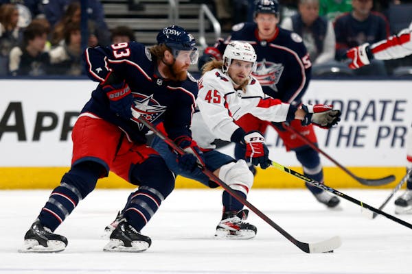 Blue Jackets forward Jakob Voracek controlled the puck in front of Capitals forward Axel Jonsson-Fjallby during a game March 17.