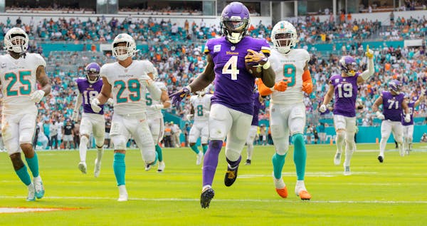 Dalvin Cook’s 53-yard touchdown run in the fourth quarter gave the Vikings a 24-10 lead. 