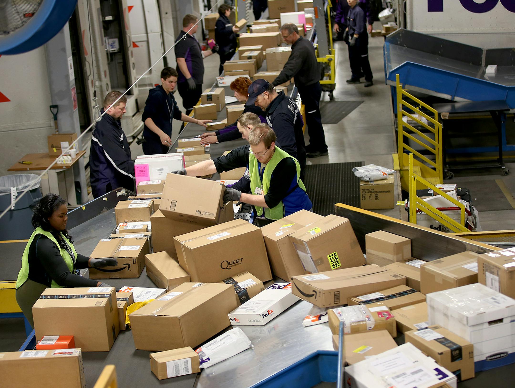 FedEx employees sifted through packages that were flooding the Roseville FedEx sorting plant in Roseville, MN, Monday, December 15, 2014. ] (ELIZABETH FLORES/STAR TRIBUNE) ELIZABETH FLORES • eflores@startribune.com