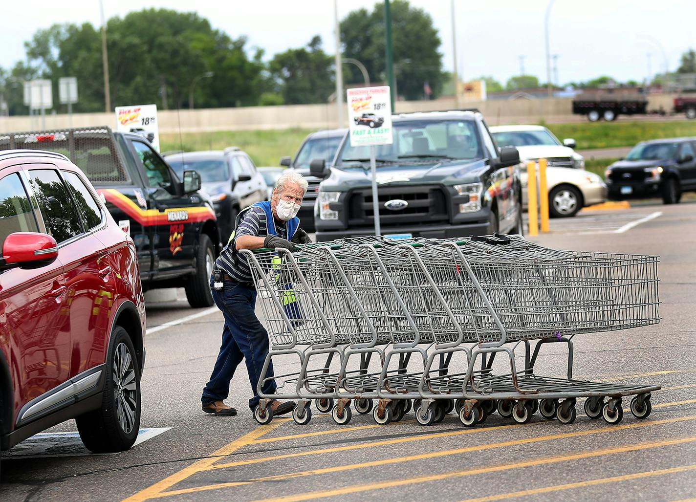 Menards courtesy patrol member David Long brings carts from the parking lot back into the store at Menards in Maplewood Tuesday.] DAVID JOLES • david.joles@startribune.com Masks are still prevalent in stores and retailers are either requiring or requesting them and more cities have required that they be worn, but retailers still face challenges as they try to figure out best practice policies and enforcement. Menards stores like this one in Maplewood are requiring customers and employees to wear