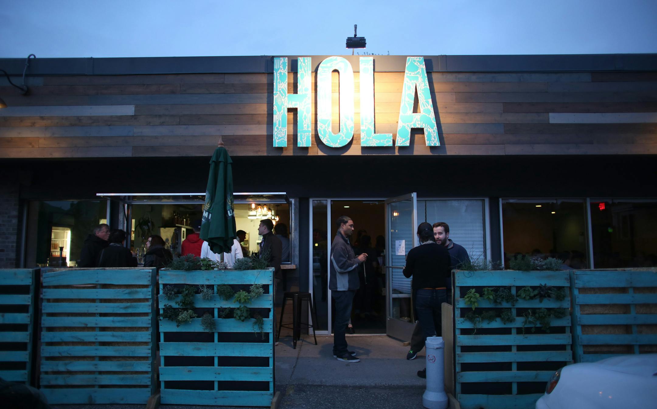 Patrons mill around the outside of Hola Arepa ] (KYNDELL HARKNESS/STAR TRIBUNE) kyndell.harkness@startribune.com Hola Arepa in Minneapolis Min. Friday, May 20, 2014.