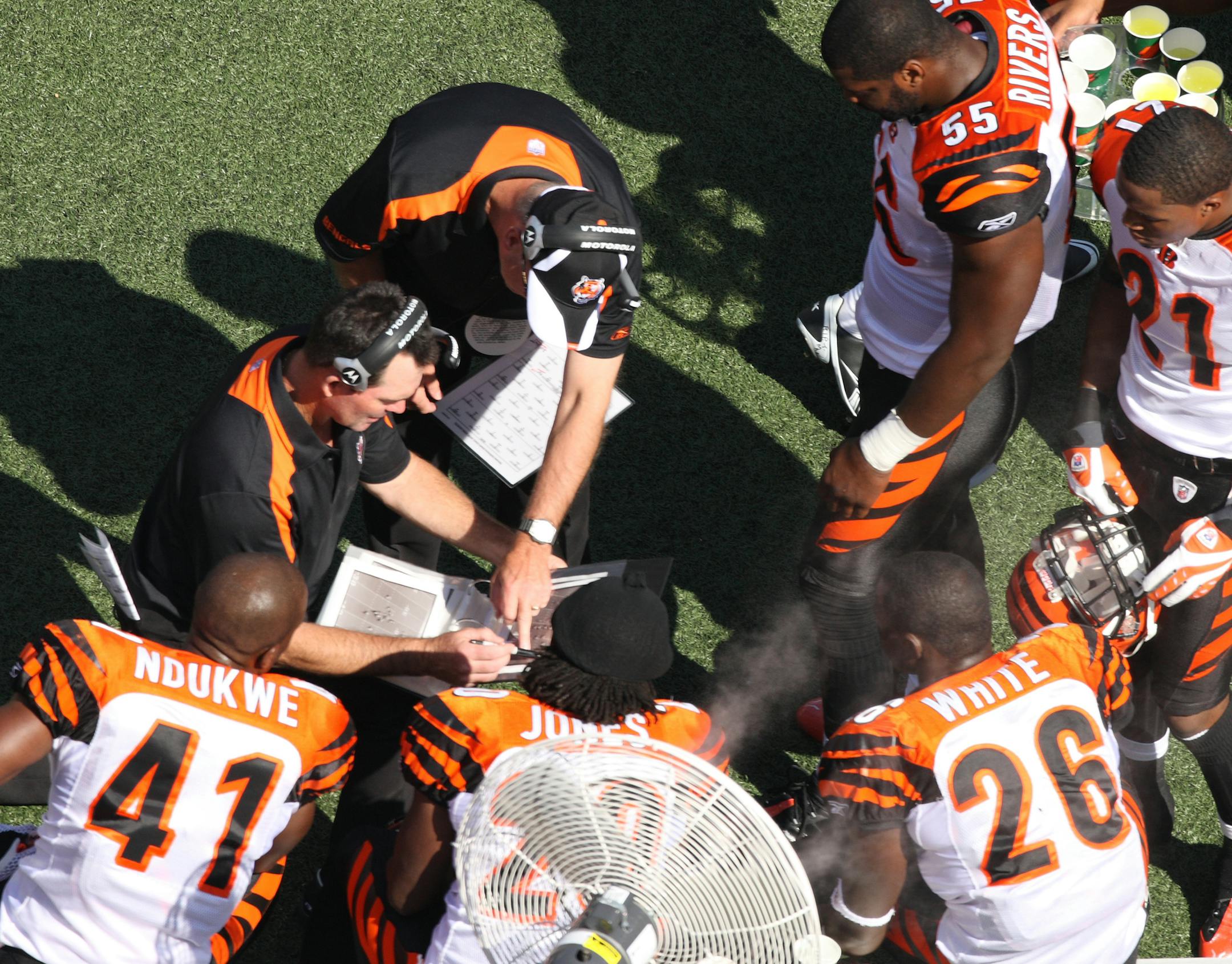 EAST RUTHERFORD, NJ - SEPTEMBER 21: Defensive coordinator Mike Zimmer reviews of the Cincinnati Bengals reviews the fax book with the defense of the Cincinnati Bengals during the game against the New York Giants at Giants Stadium on September 21, 2008 in East Rutherford, New Jersey. The Giants defeated the Bengals 26-23 in overtime. (AP Photo/David Drapkin) ORG XMIT: DDNJ01