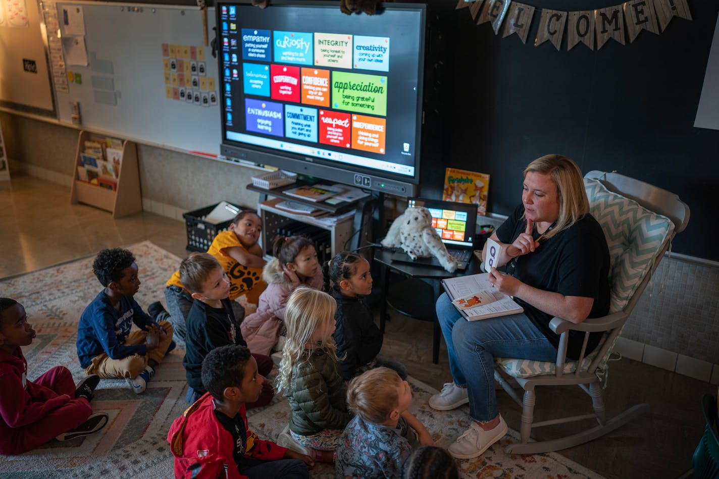 Brit Breitbach teaching reading to her kindergartners at Stevenson Elementary in Fridley. She is first district administrators to be trained in the LETRS program, she taught her students Monday November 20,2023 in, Fridley, Minn. ] JERRY HOLT • jerry.holt@startribune.com