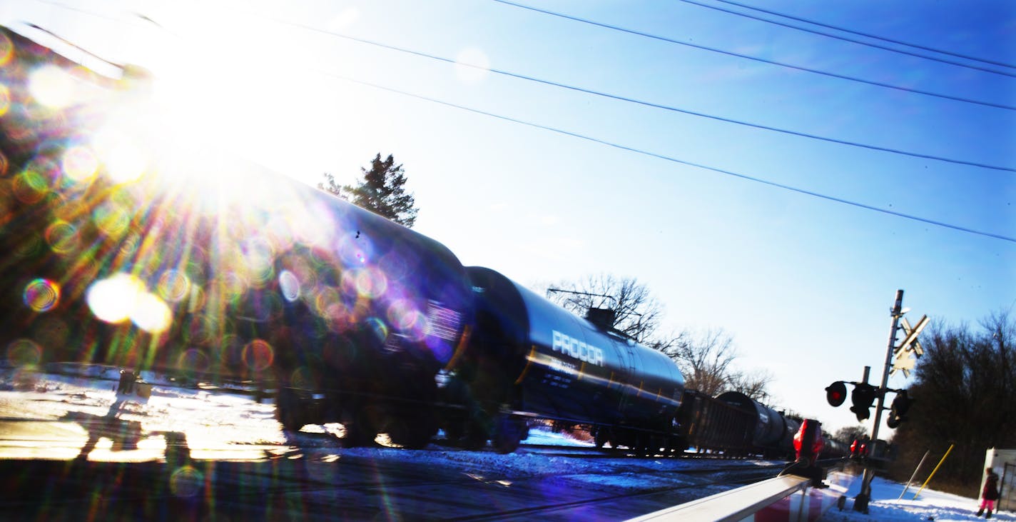 The Burlington Northern Railroad intersection on Como Ave in St. Paul has appeared in a new report . ] Richard Tsong-Taatarii/rtsong-taatarii@startribune.com