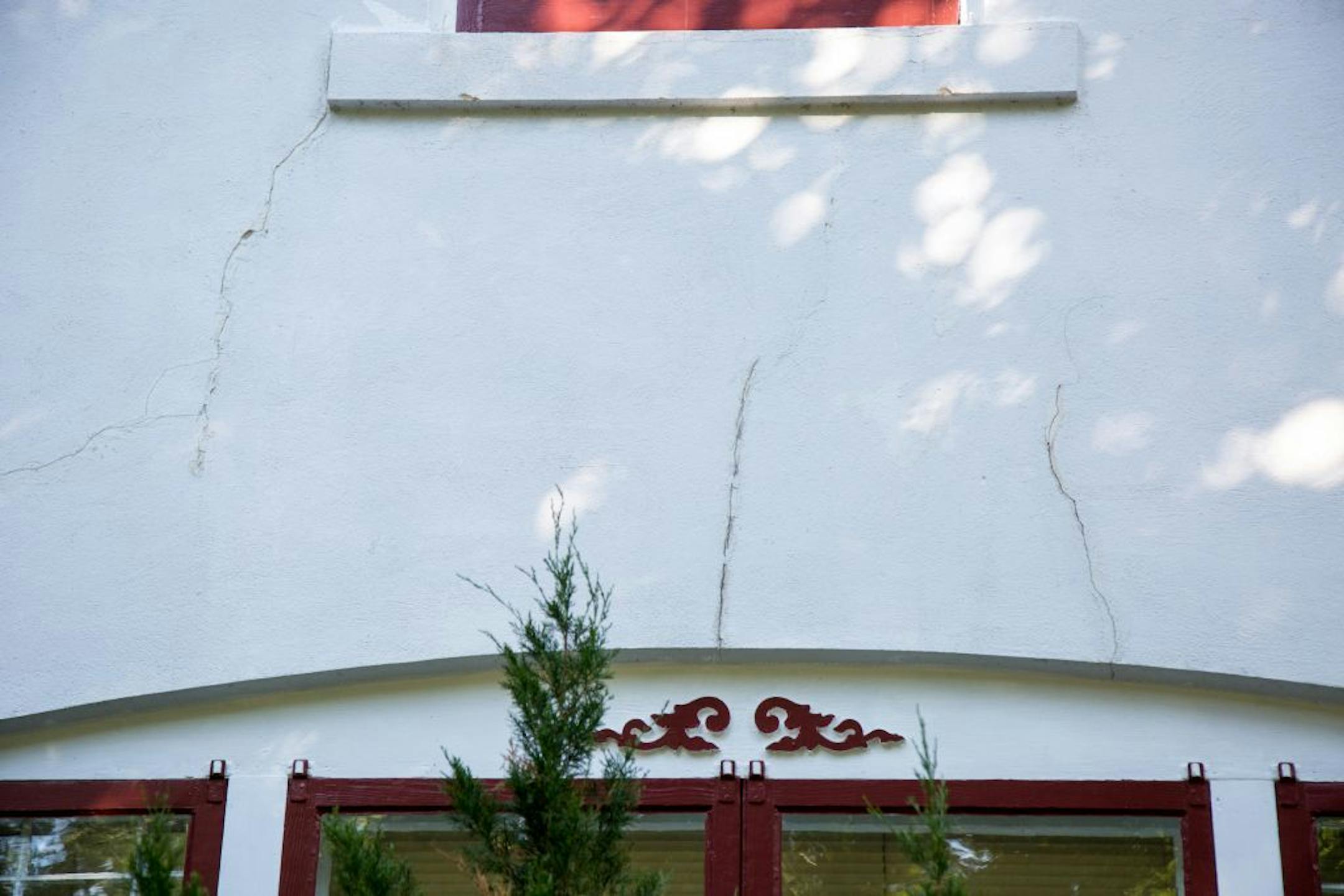 Cracks are visible from the street in Tana Marthaler�s house.