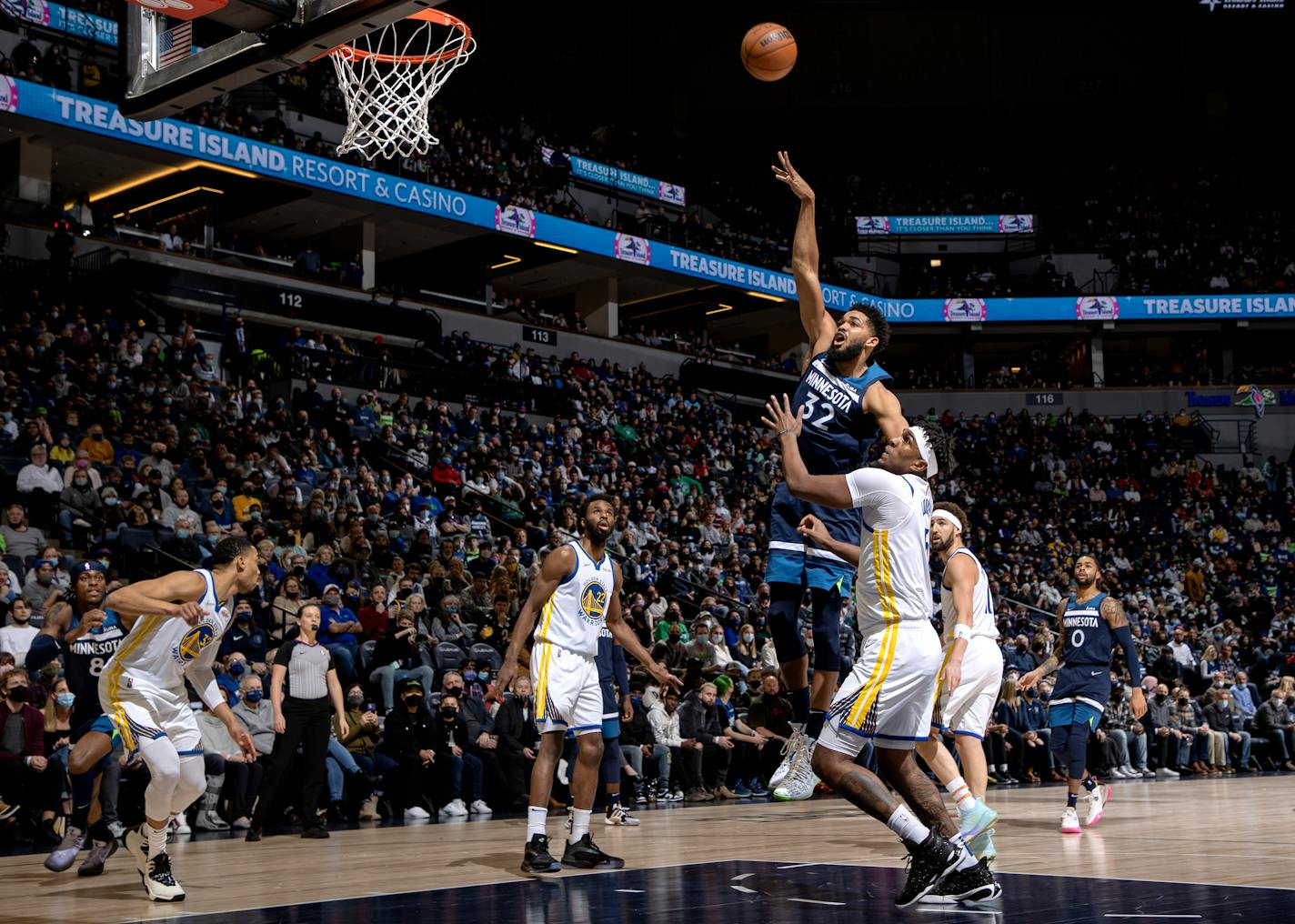 Karl Anthony-Towns (32) of the Minnesota Timberwolves attempts a shot in the first quarter Sunday, Jan. 16, 2022, at Target in Minneapolis. (Carlos Gonzalez/Minneapolis Star Tribune/TNS) ORG XMIT: 37773271W