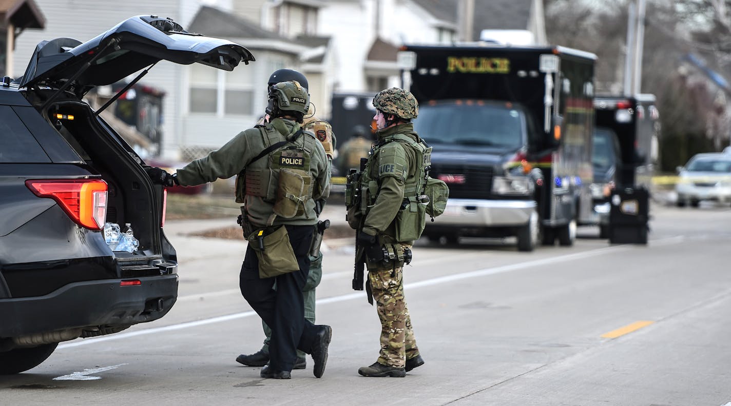 Police stage outside on the street during a standoff Thursday afternoon in northwest Austin. Eric Johnson/photodesk@austindailyherald.com