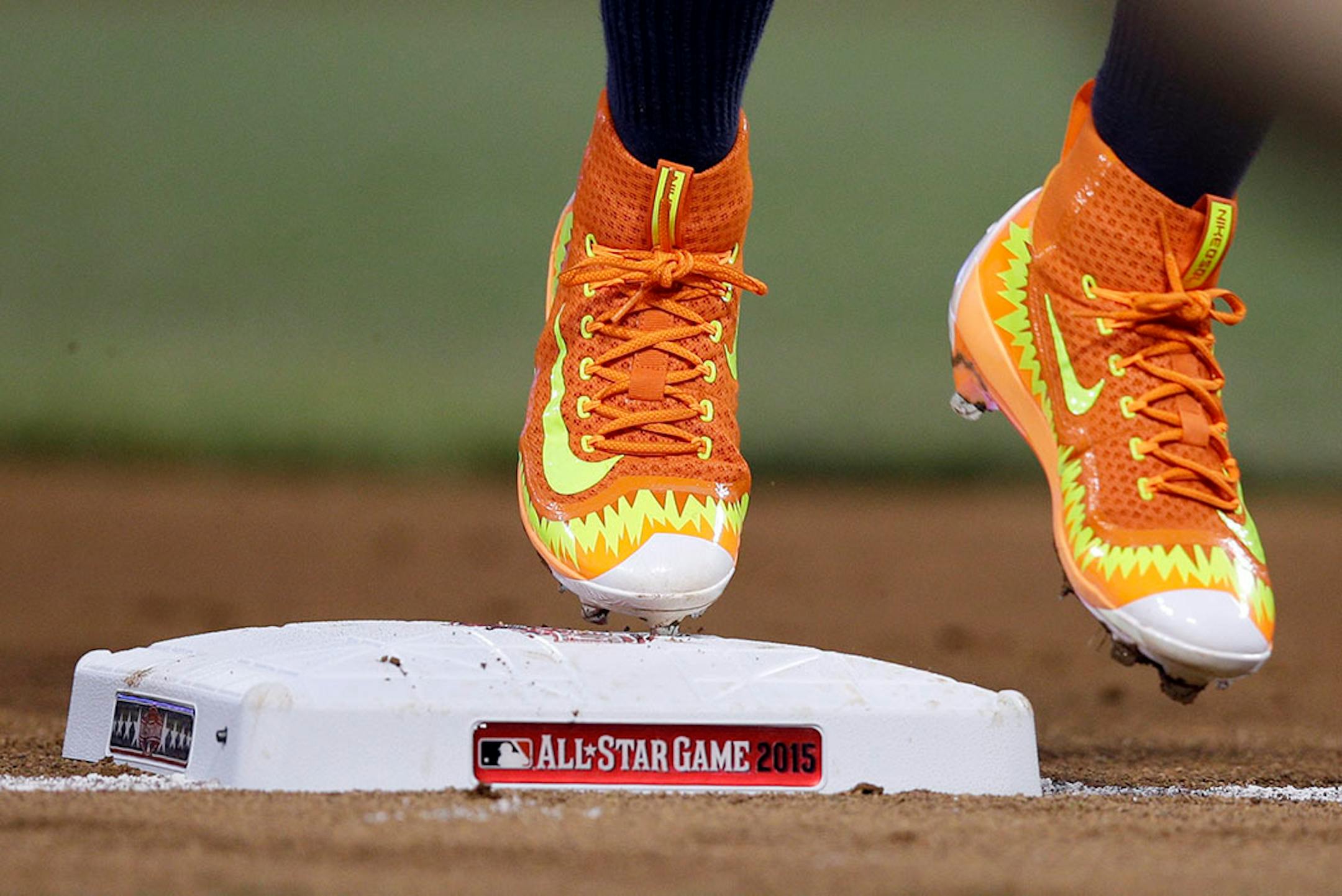 American League's Jose Altuve, of the Houston Astros, wears orange spikes as he runs to the dugout after the end of the second inning of the MLB All-Star baseball game, Tuesday, July 14, 2015, in Cincinnati.