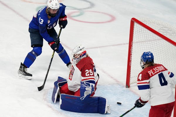 U.S. women's hockey team seeks to turn more shots into goals