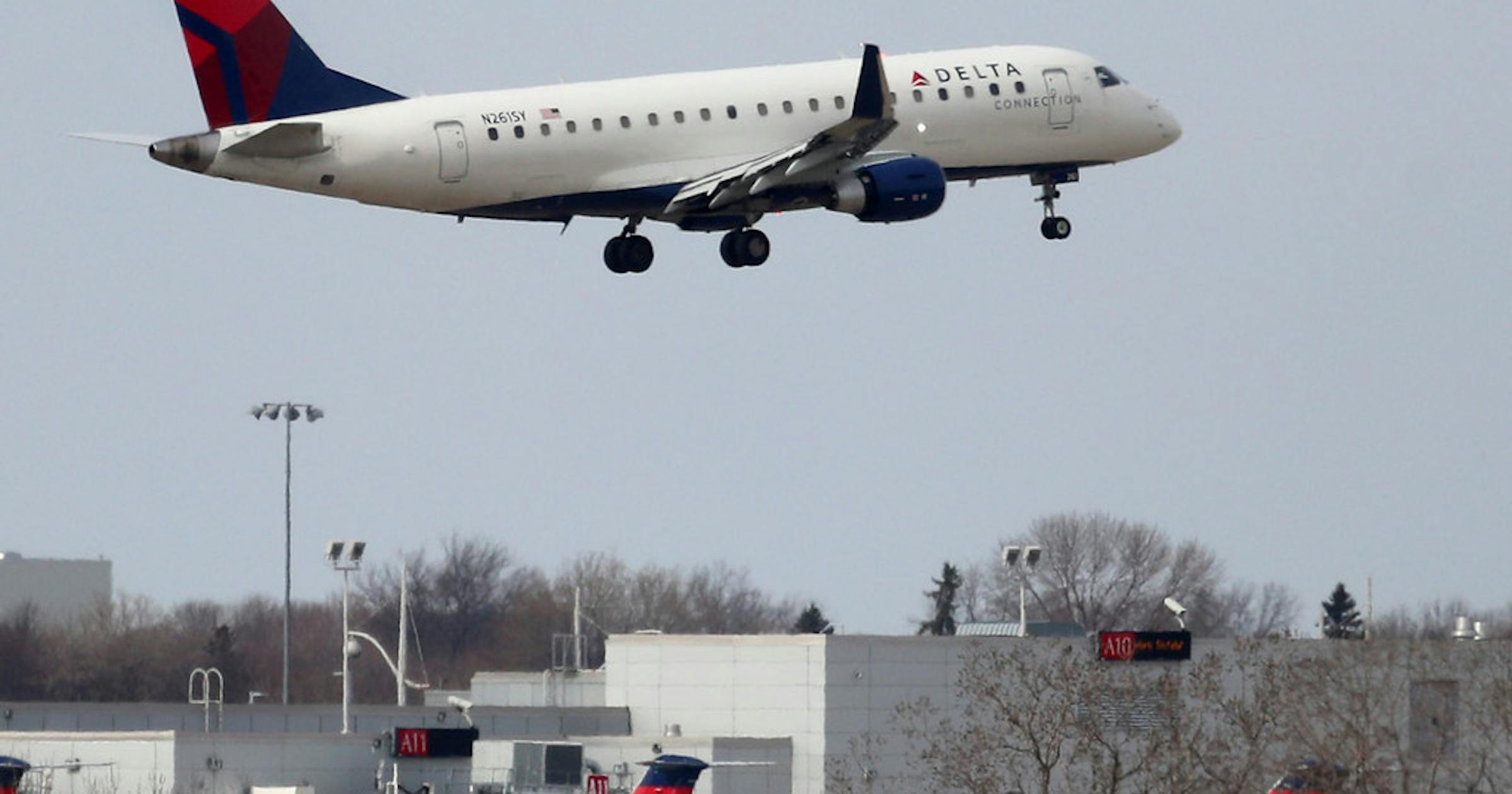 Delta Air Lines a augmenté les frais annuels de sa carte de crédit AmEx après un récent refus de SkyMiles Delta Air Lines a augmenté les frais annuels de sa carte de crédit AmEx après un récent refus de SkyMiles