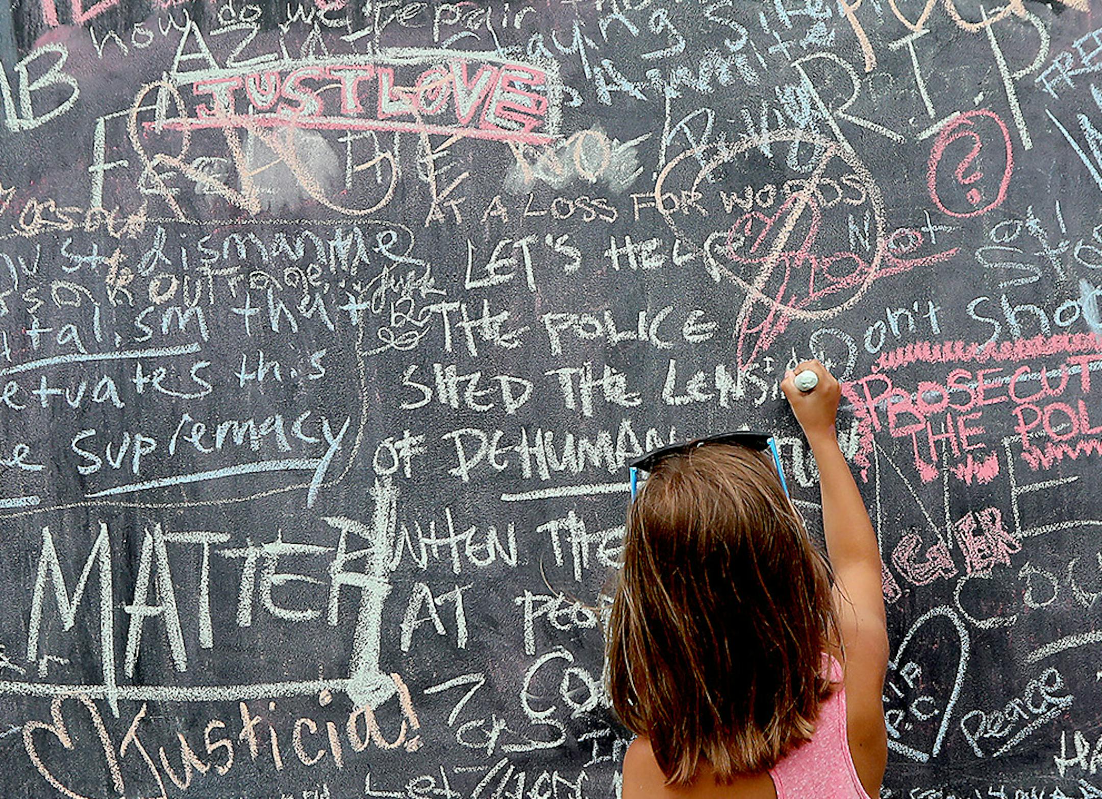 Alejandra De La Cruz Hogendorn signed "I don't like killing," on a chalk board in front of the Governor's Mansion, Friday, July 8, 2016 in St. Paul, MN. ] (ELIZABETH FLORES/STAR TRIBUNE) ELIZABETH FLORES • eflores@startribune.com