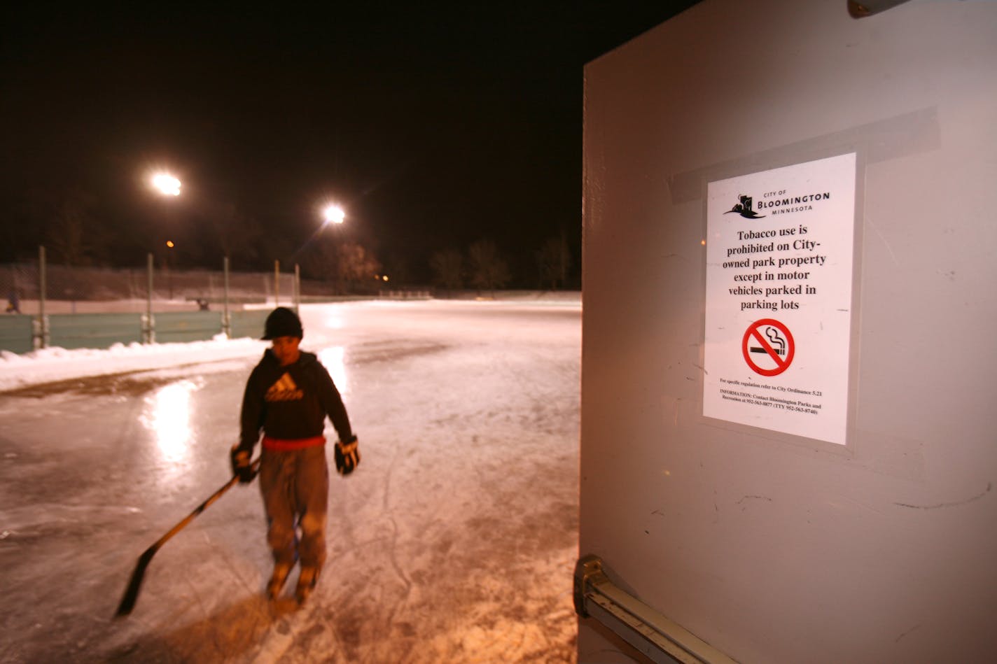 JEFF WHEELER ¥ jwheeler@startribune.com BLOOMINGTON - 1/29/07 - Several Minnesota cities have passed ordinances banning smoking in their parks. Bloomington in November expanded its ordinance to prohibit all use of tobacco products in all parks, including the city's golf courses. IN THIS PHOTO: A new sign prohibiting smoking was recently posted on the doors of the warming house at Running Park on Old Shakopee Road in Bloomington, shown here Monday night.