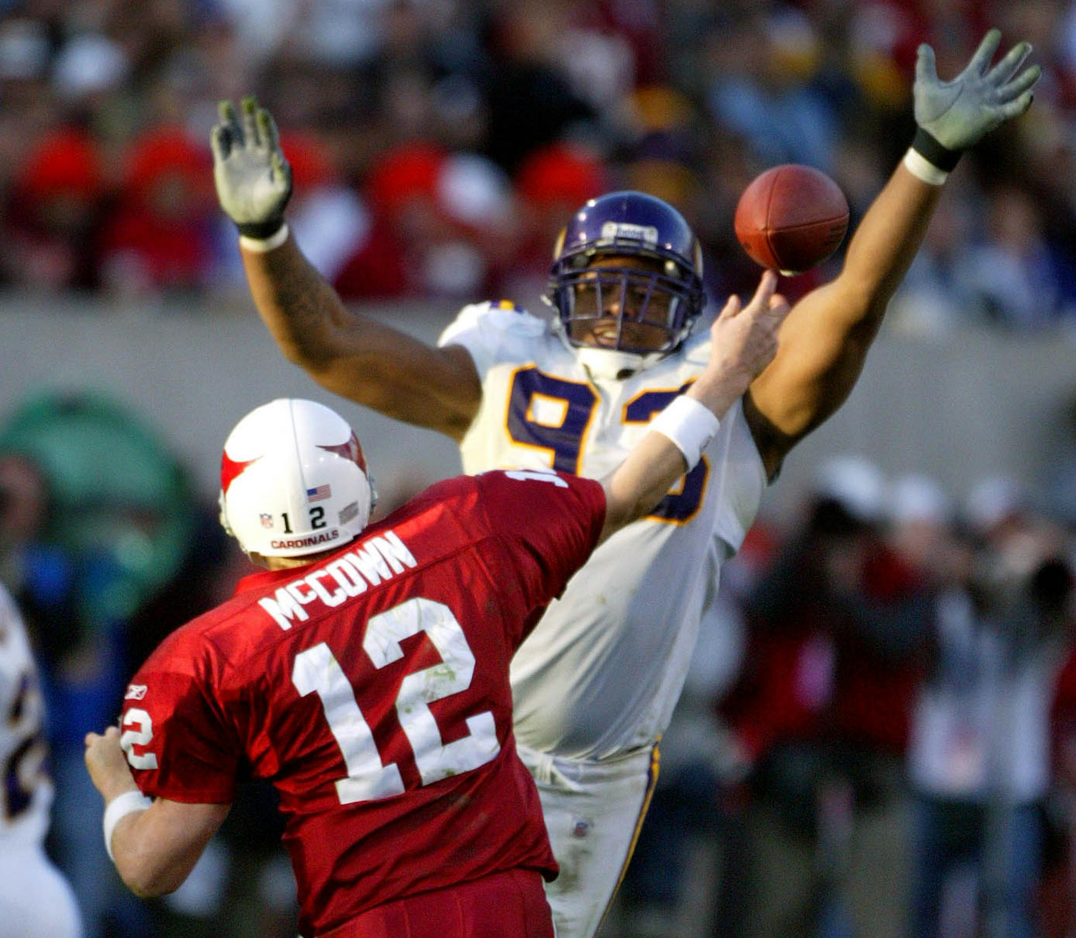 Tempe Arizona, Sun Devil Stadium 12/28/03 Minnesota Vikings vs Arizona Cardinals---- Vikings Kevin Williams 93 pressures Cardinals quarterback Josh McCown in the 4th quarter during Sunday afternoon game at Sun Devil Stadium. ORG XMIT: MIN2013112922072276
