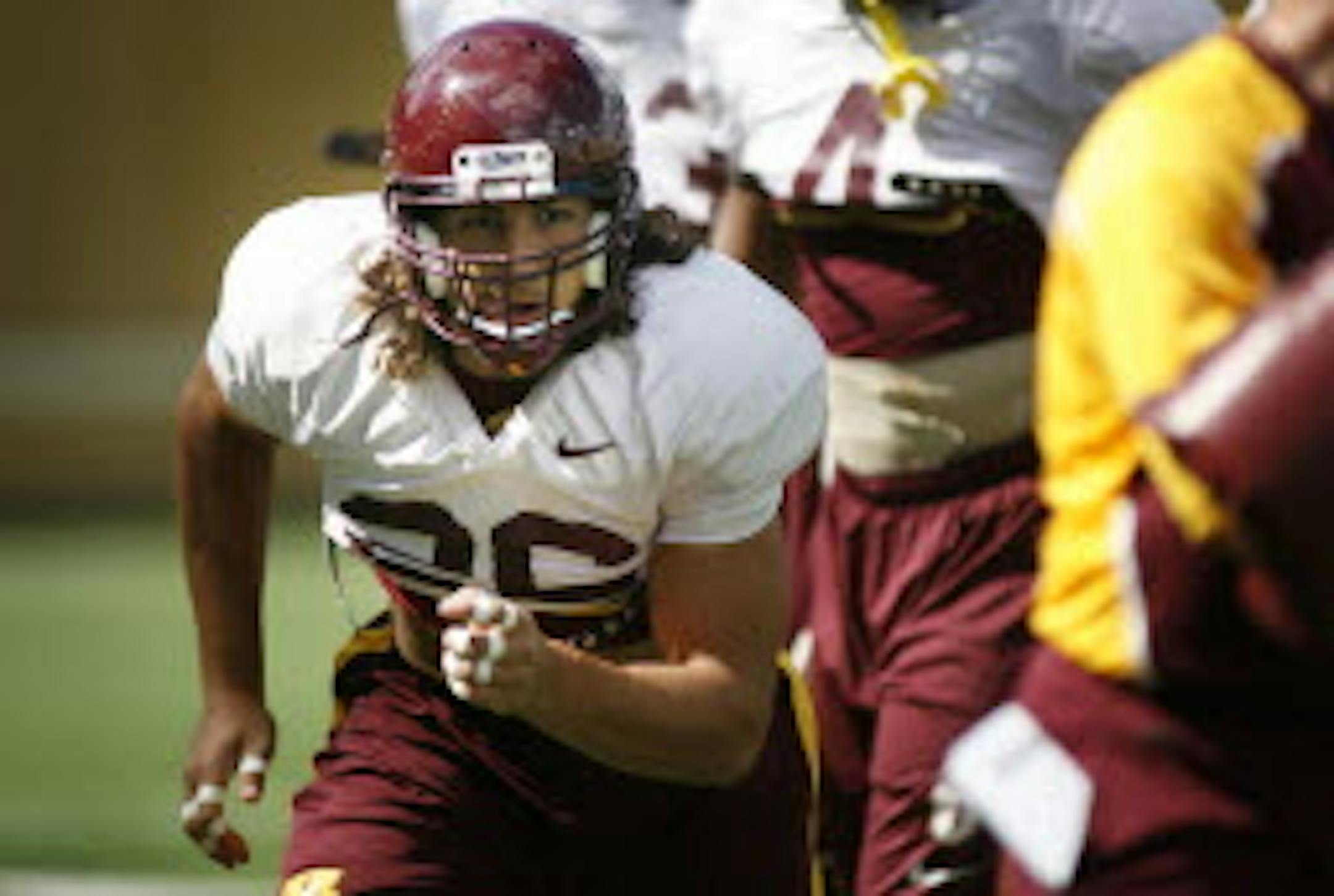 Gophers linebacker Mike Rallis