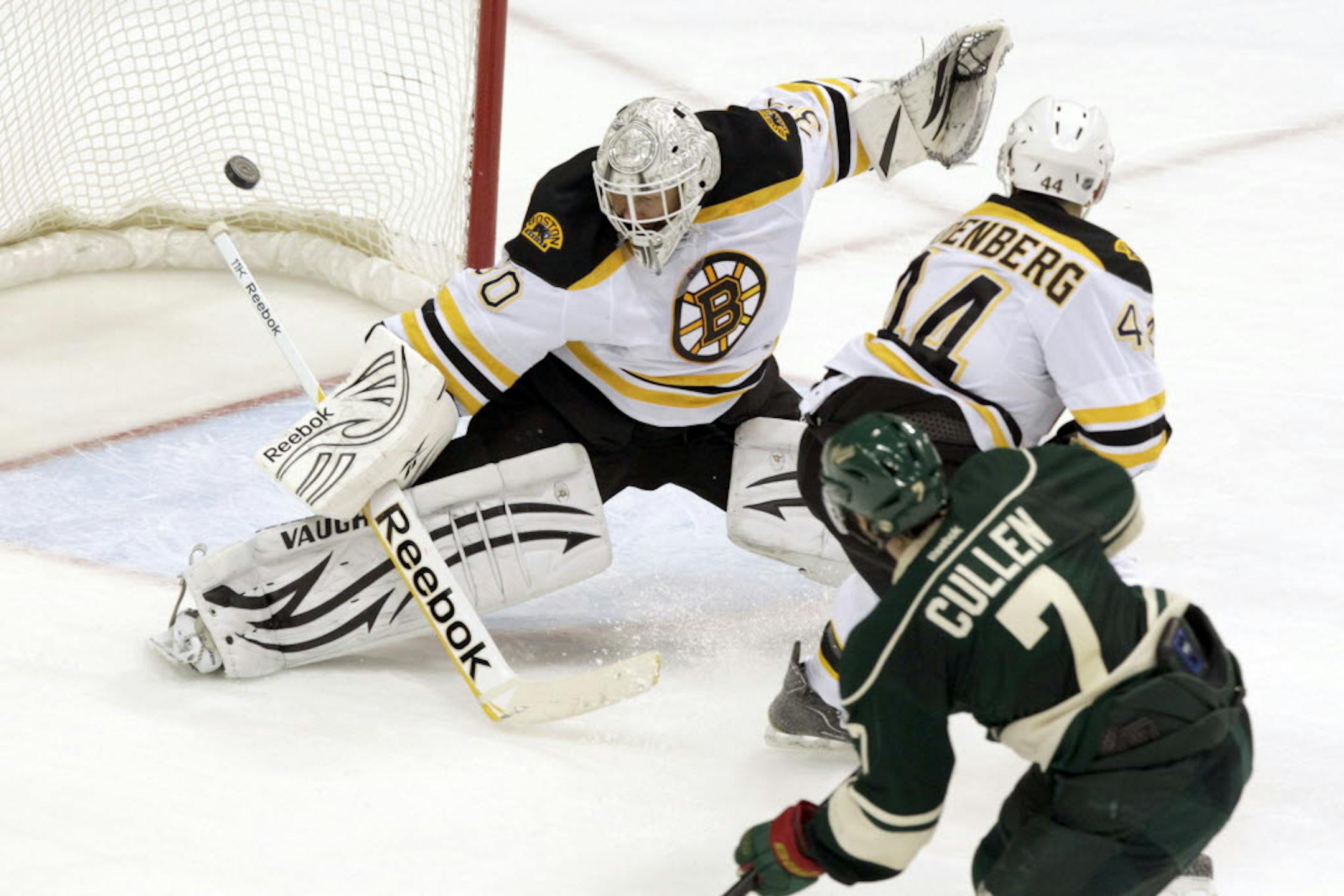 The Wild's Matt Cullen (7) scored on Boston goalie Tim Thomas (30) as the Bruins' Dennis Seidenberg (44) defended.