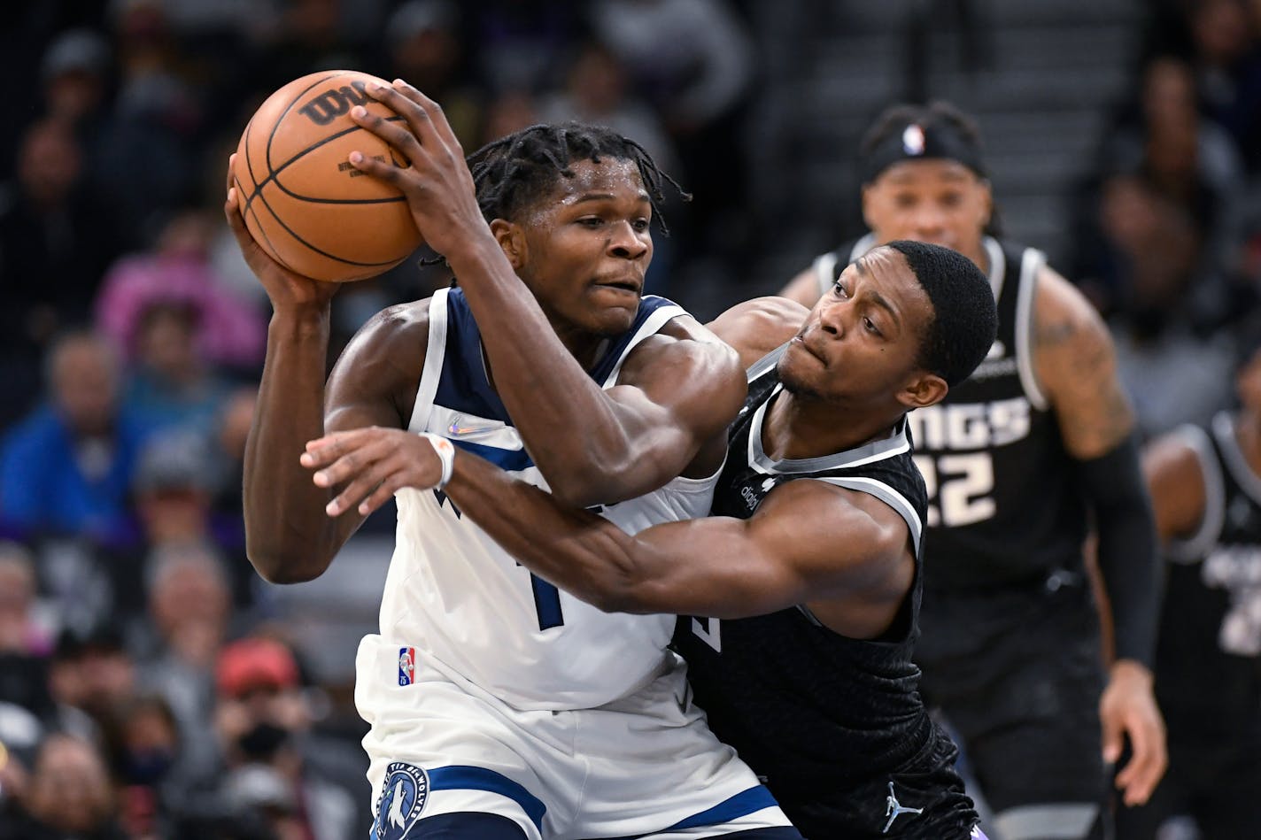 Kings guard De'Aaron Fox, right, tried to slap the ball away from Timberwolves guard Anthony Edwards during the second half