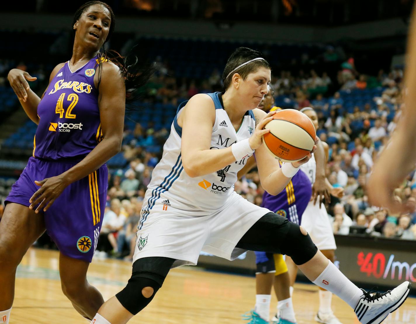 Janel McCarville drove to the basket against Los Angeles in 2014.