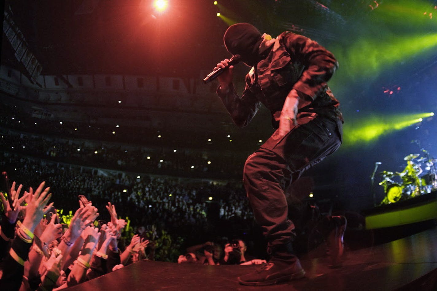 Twenty One Pilots frontman Tyler Joseph managed several quick outfit changes without halting Sunday's show in St. Paul.